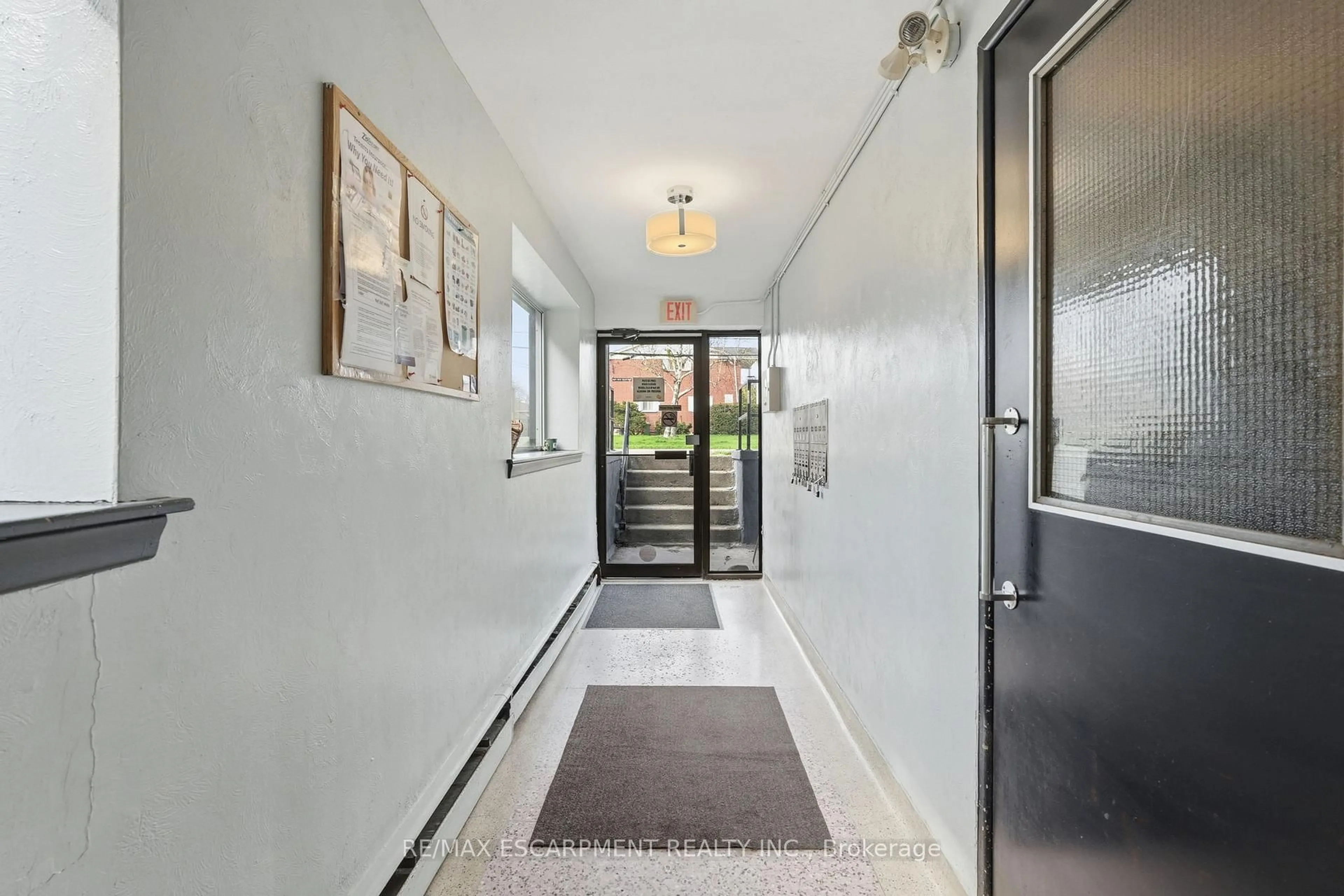 Indoor entryway for 1254 Fennell Ave, Hamilton Ontario L8T 1T4