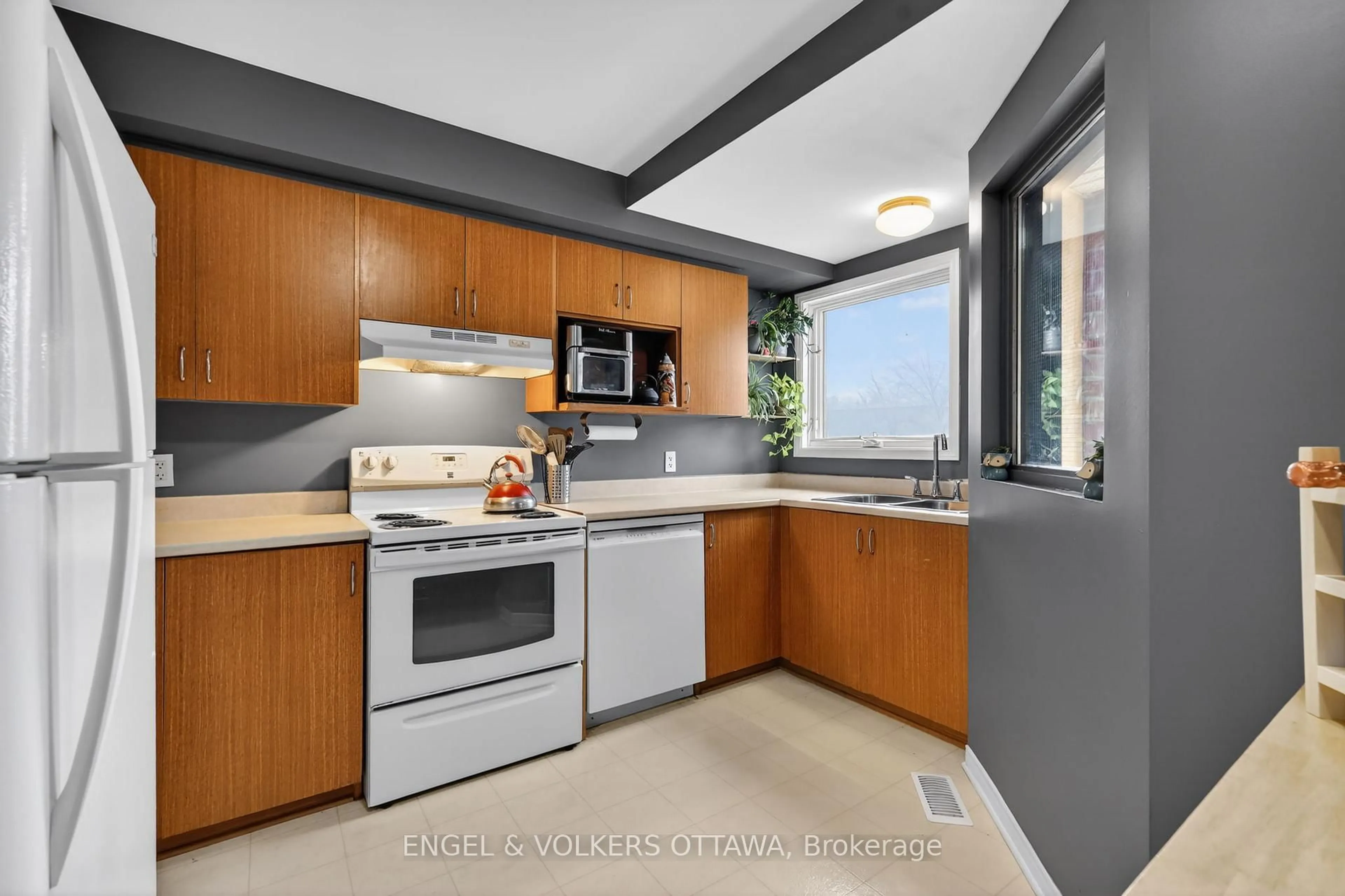 Standard kitchen, unknown for 272 KING EDWARD Ave, Ottawa Ontario K1N 7M1