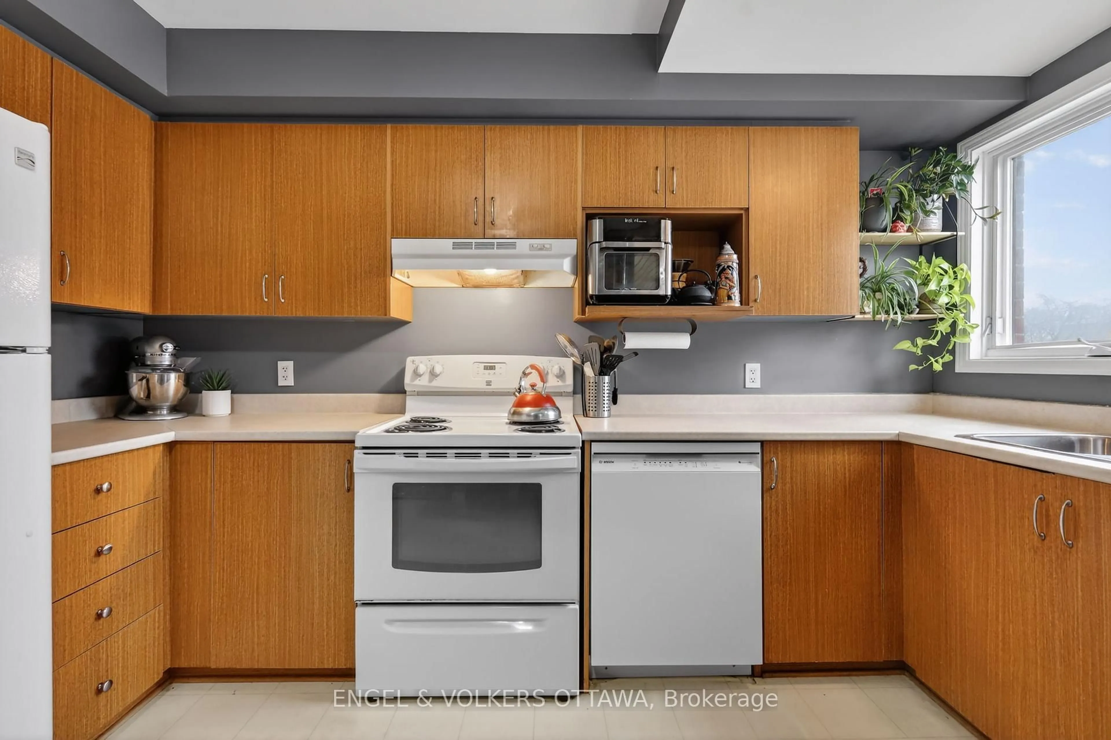 Standard kitchen, ceramic/tile floor for 272 KING EDWARD Ave, Ottawa Ontario K1N 7M1