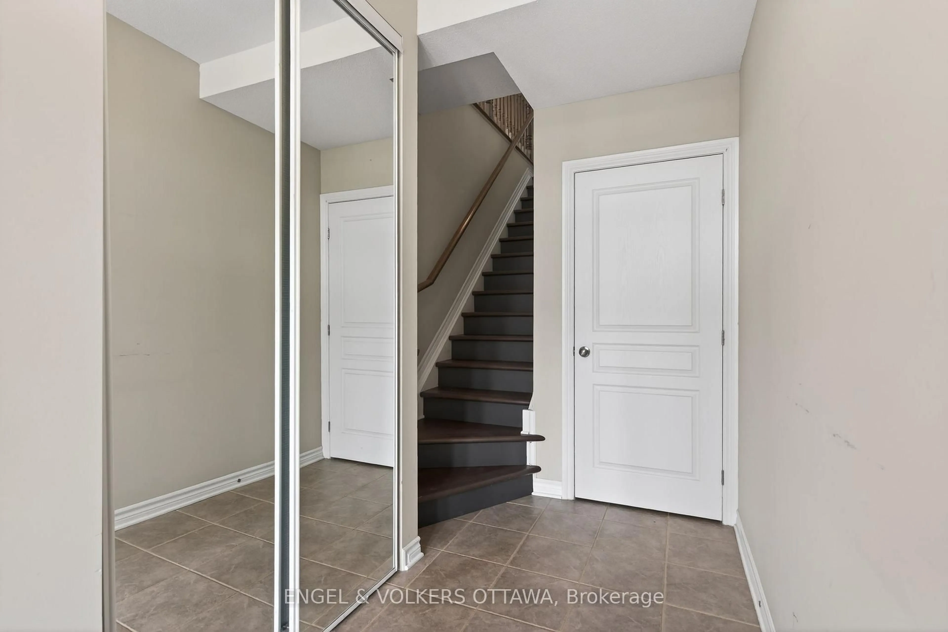 Indoor entryway for 119 Poplin St #52, Ottawa Ontario K4M 0G7