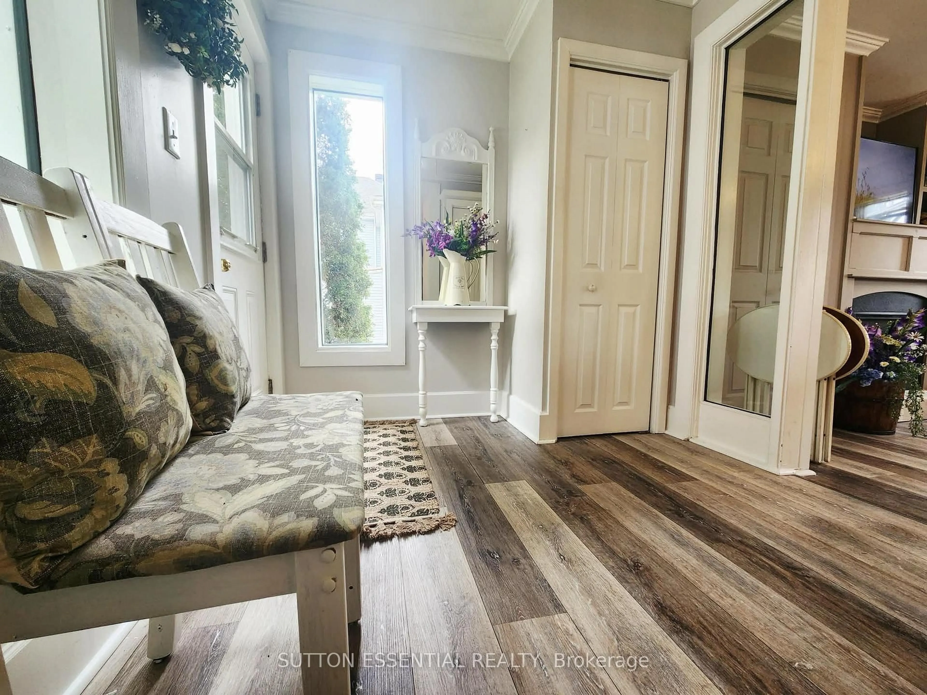 Indoor entryway for 1518 County Road 2 Rd, Front of Yonge Ontario K0E 1R0
