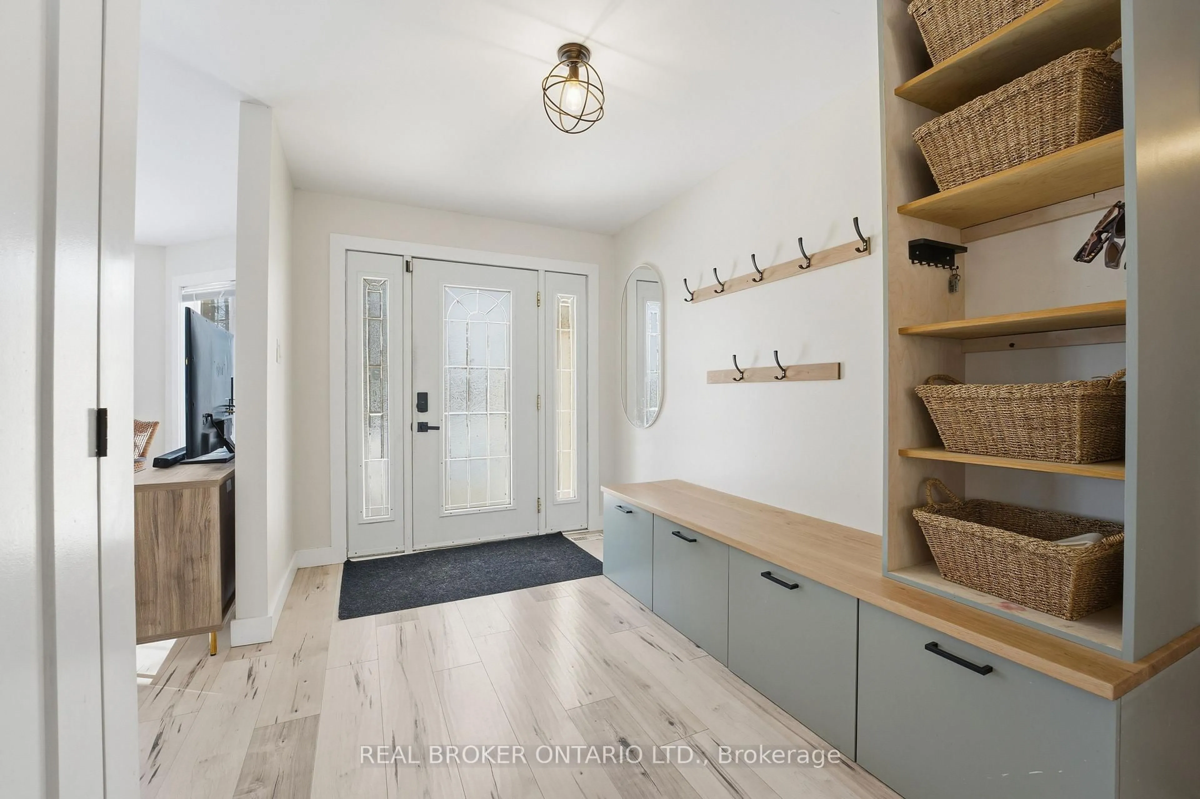 Indoor entryway for 1391 Sutherland Dr, Manotick Ontario K4M 1B3