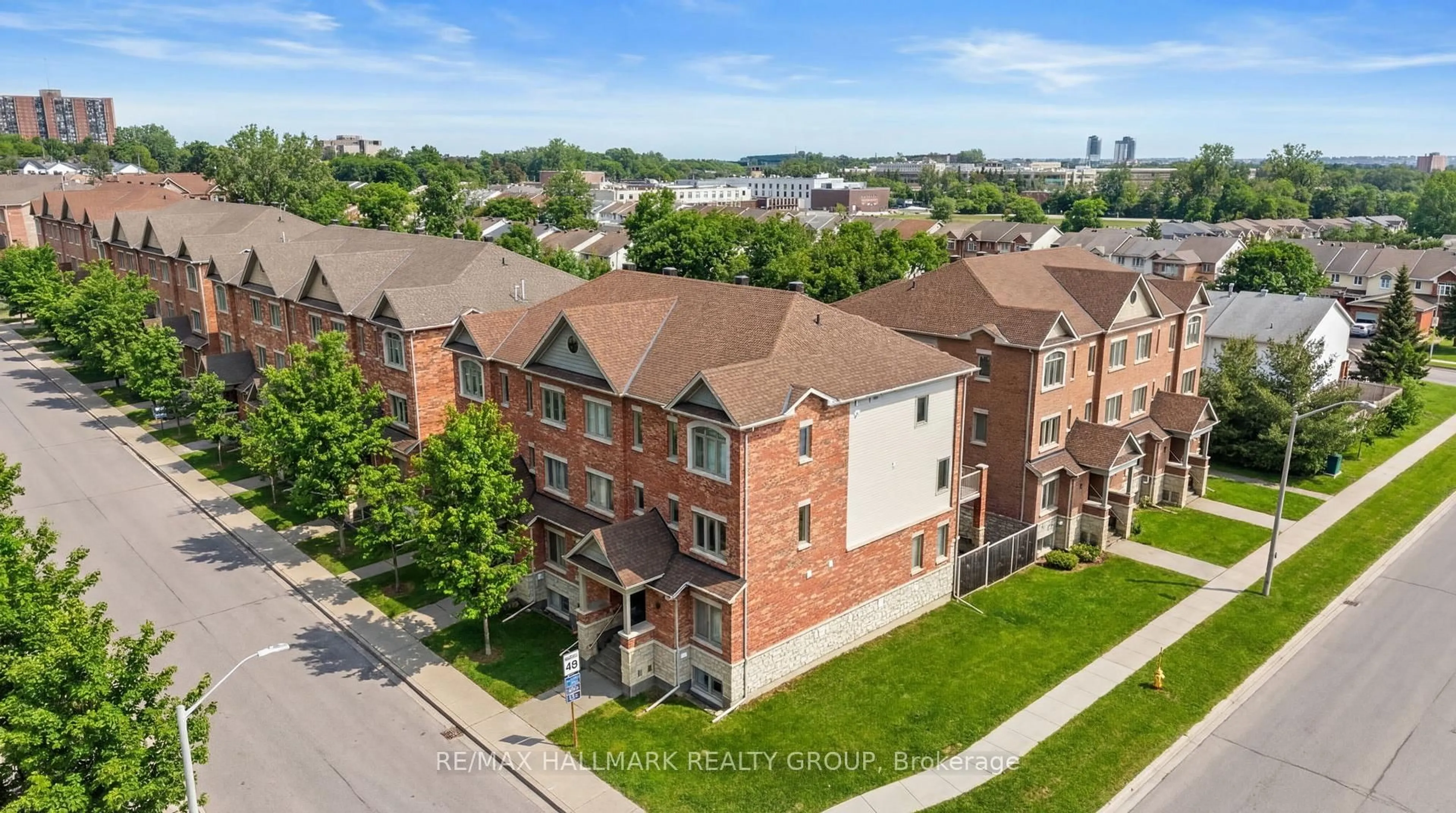 A pic from outside/outdoor area/front of a property/back of a property/a pic from drone, city buildings view from balcony for 498 LeBoutillier Ave, Ottawa Ontario K1K 1V1