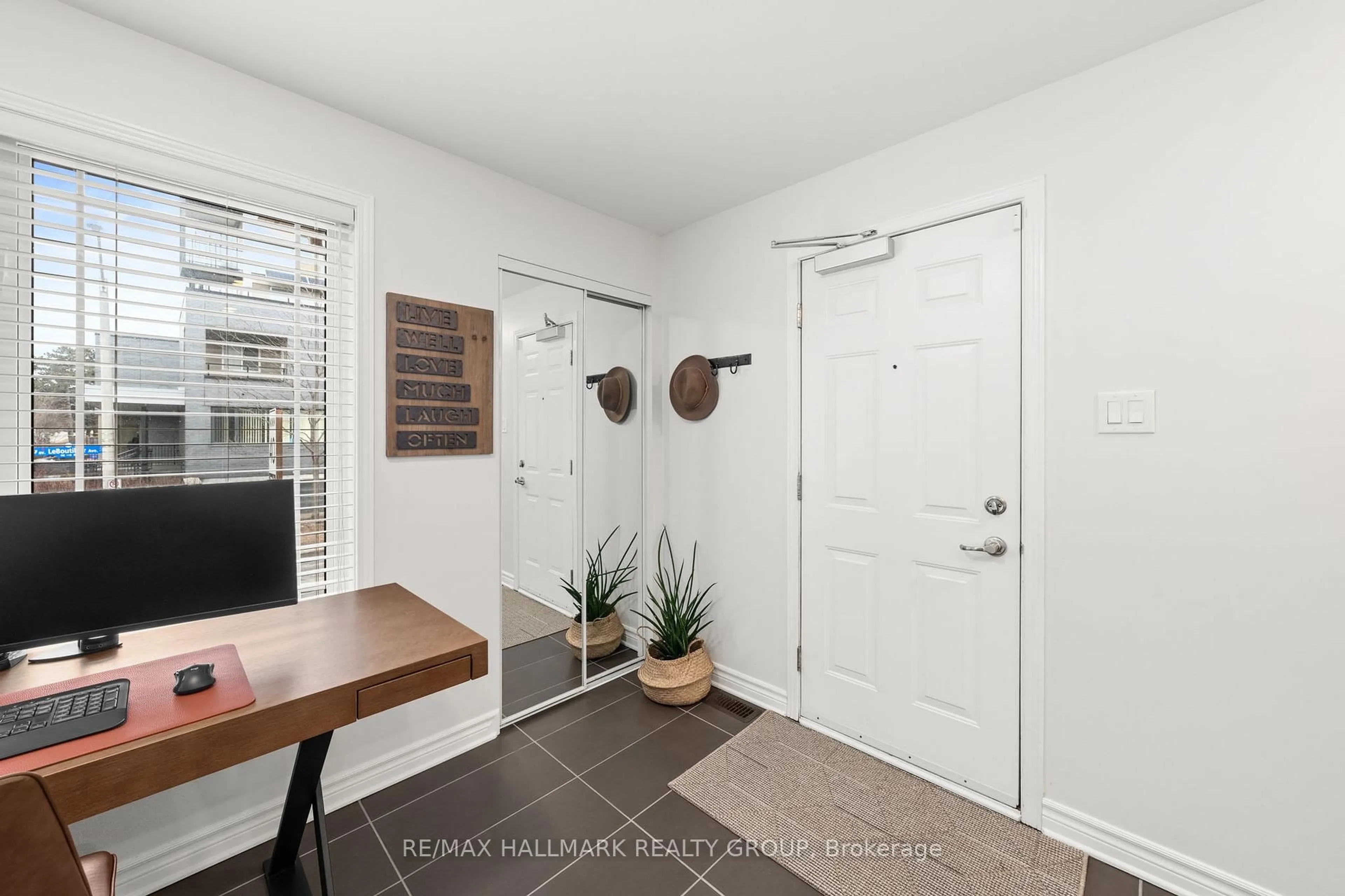 Indoor entryway for 498 LeBoutillier Ave, Ottawa Ontario K1K 1V1