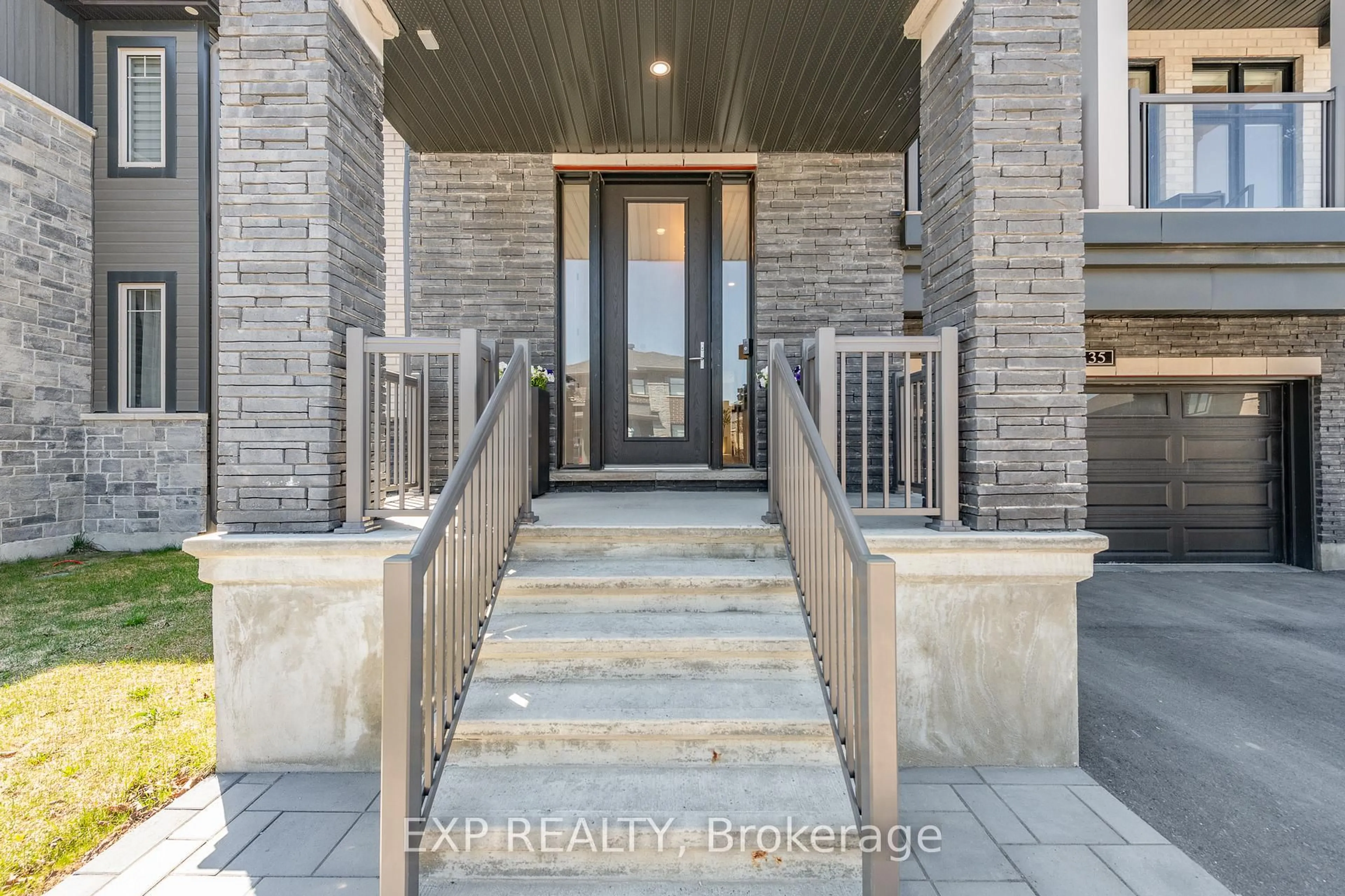 Indoor entryway for 35 Jetty Dr, Ottawa Ontario K4M 0N1