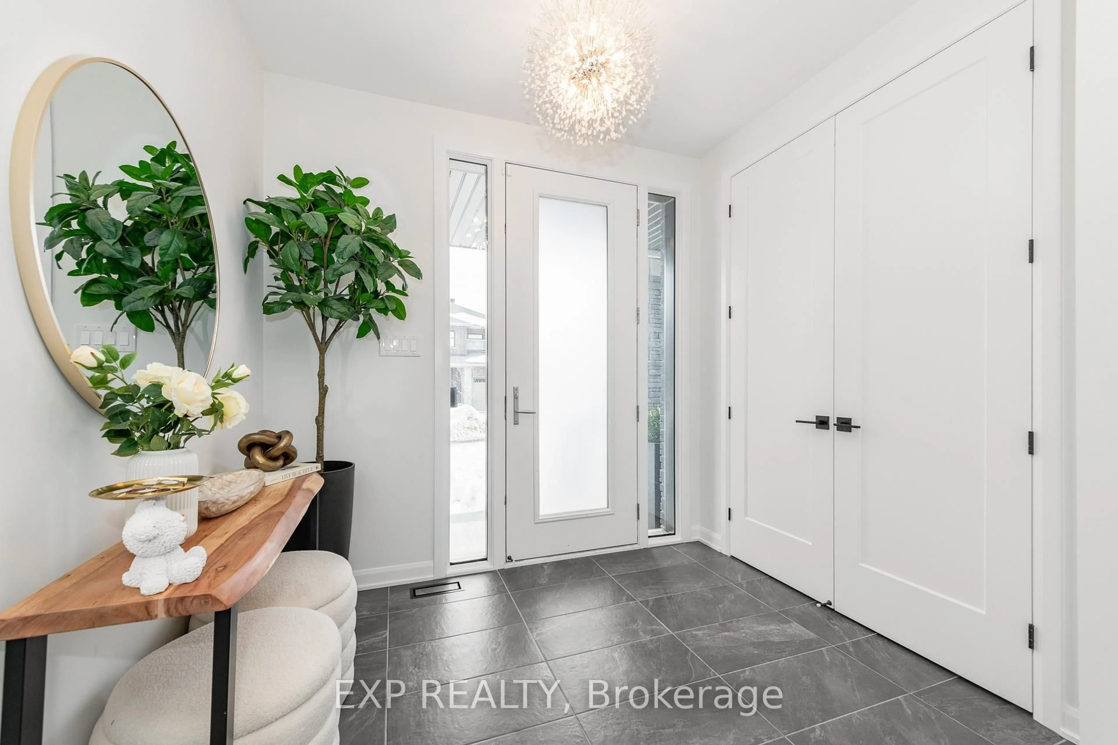 Indoor entryway for 35 Jetty Dr, Ottawa Ontario K4M 0N1