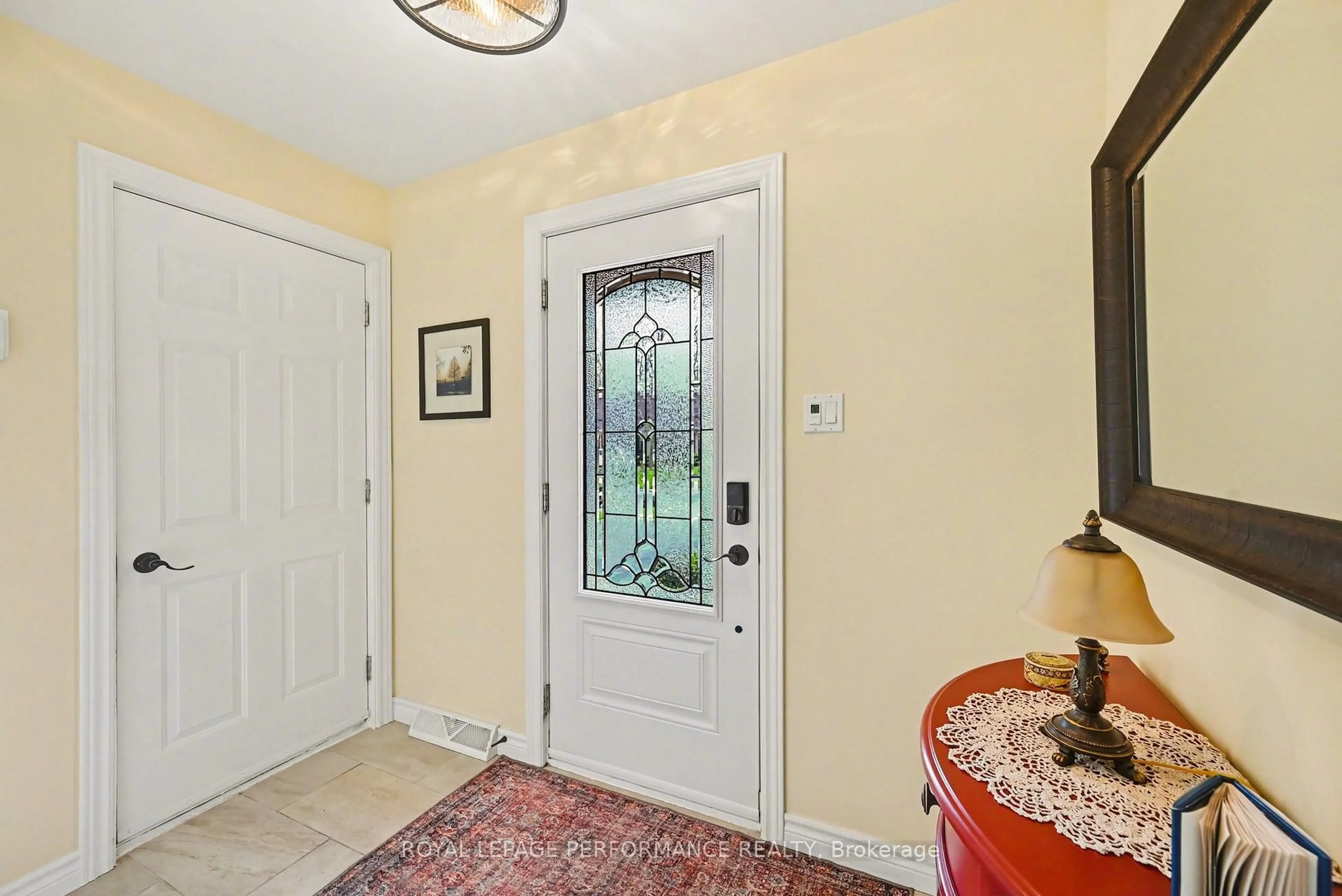 Indoor entryway for 855 Kenyon Cres, Cornwall Ontario K6H 6Z1