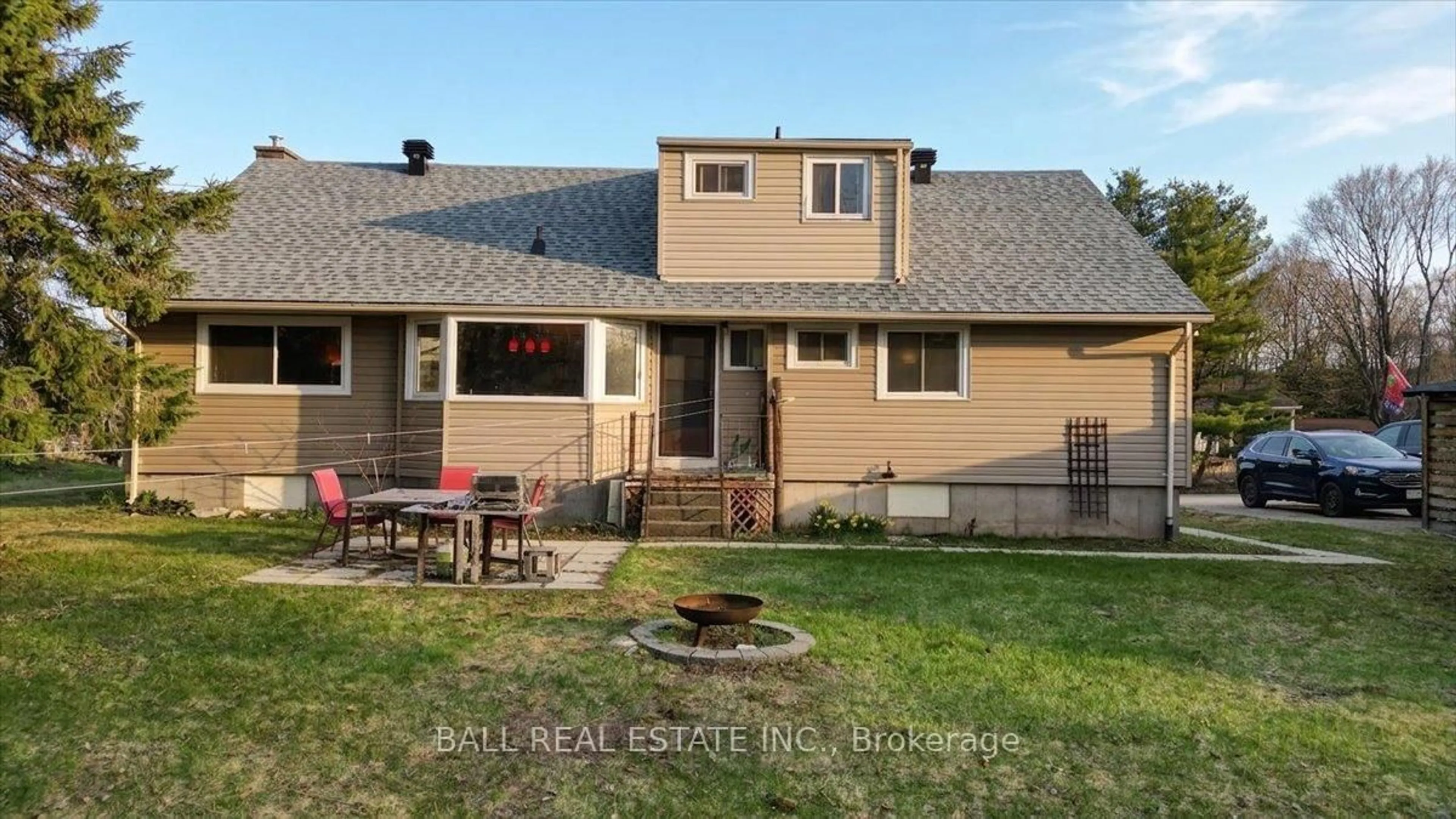 Home with vinyl exterior material, street for 139 Bridge St, Bancroft Ontario K0L 1C0