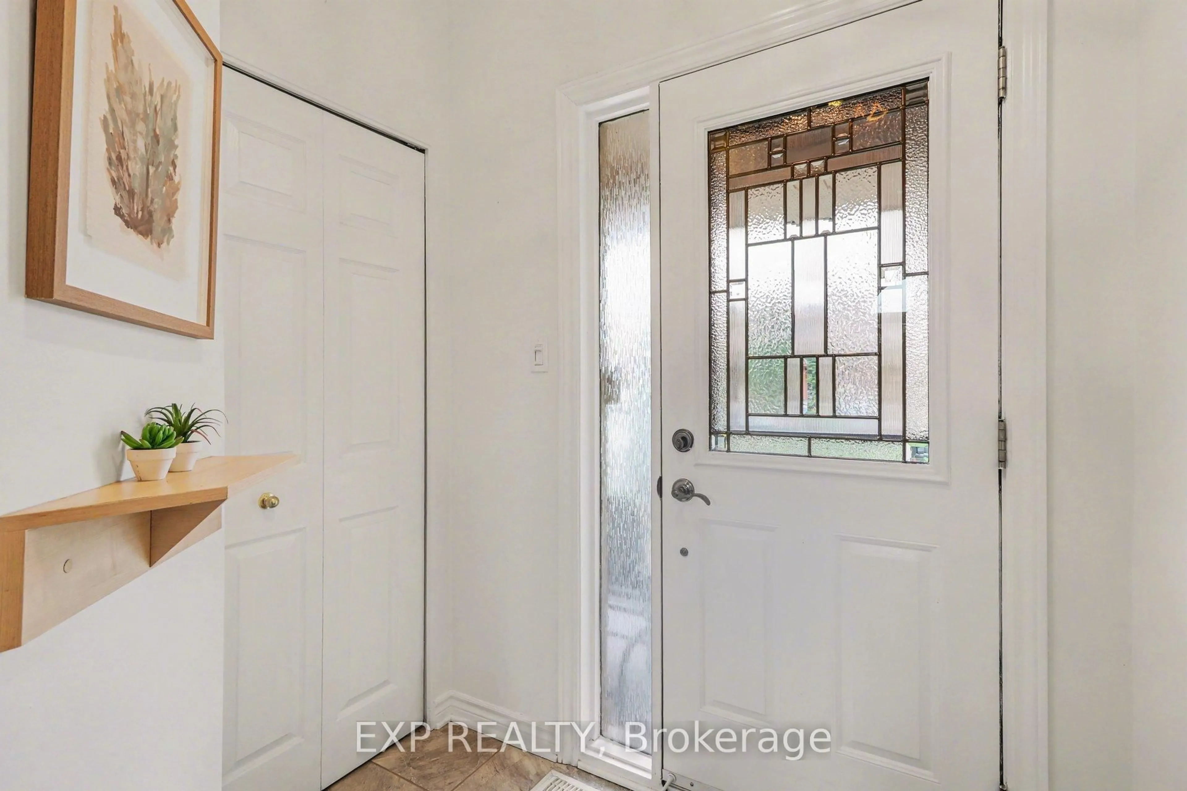 Indoor entryway for 4303 Sunwood Cres, Ottawa Ontario K1J 1B8
