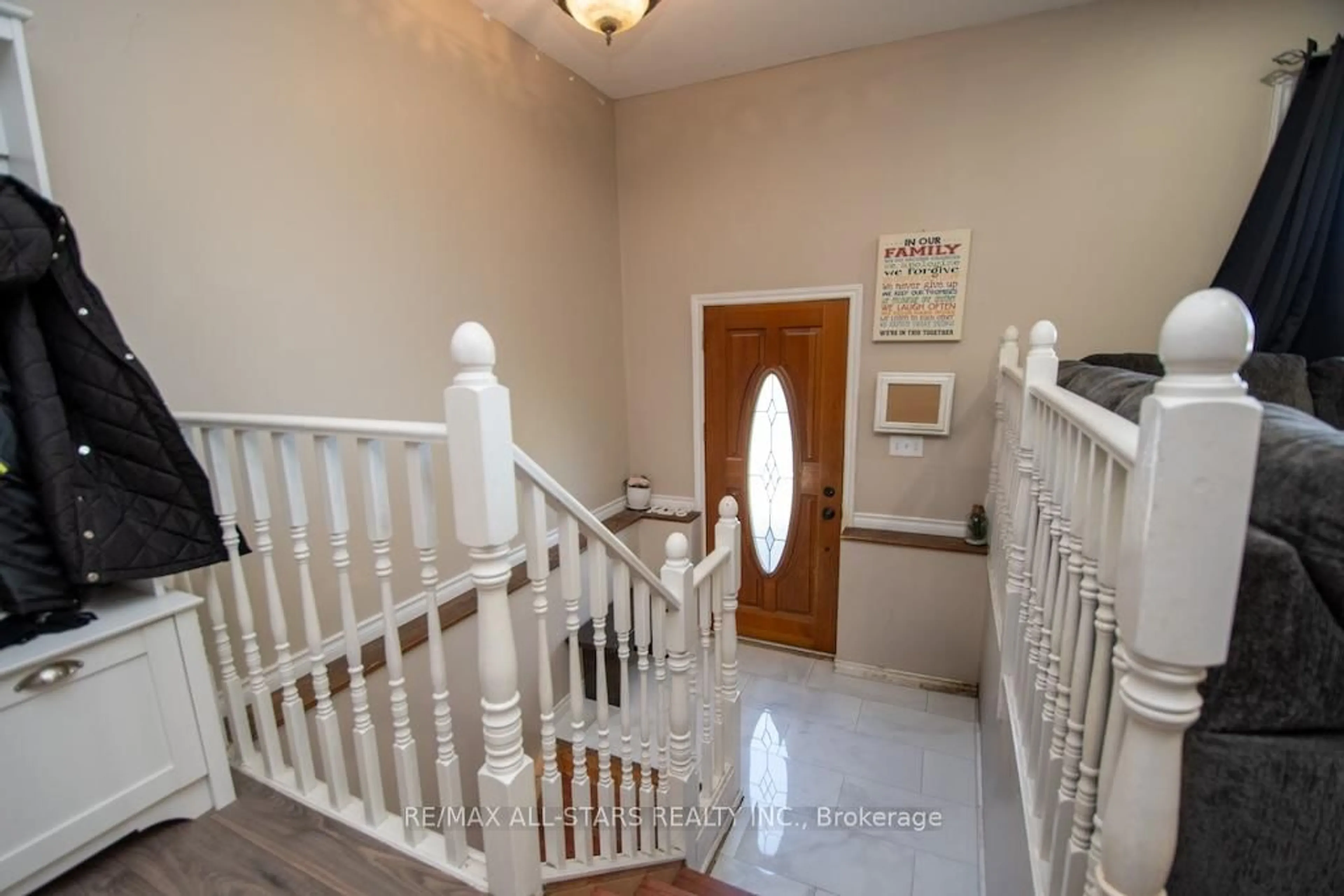 Indoor foyer for 1426 Highway 7A, Kawartha Lakes Ontario L0A 1A0