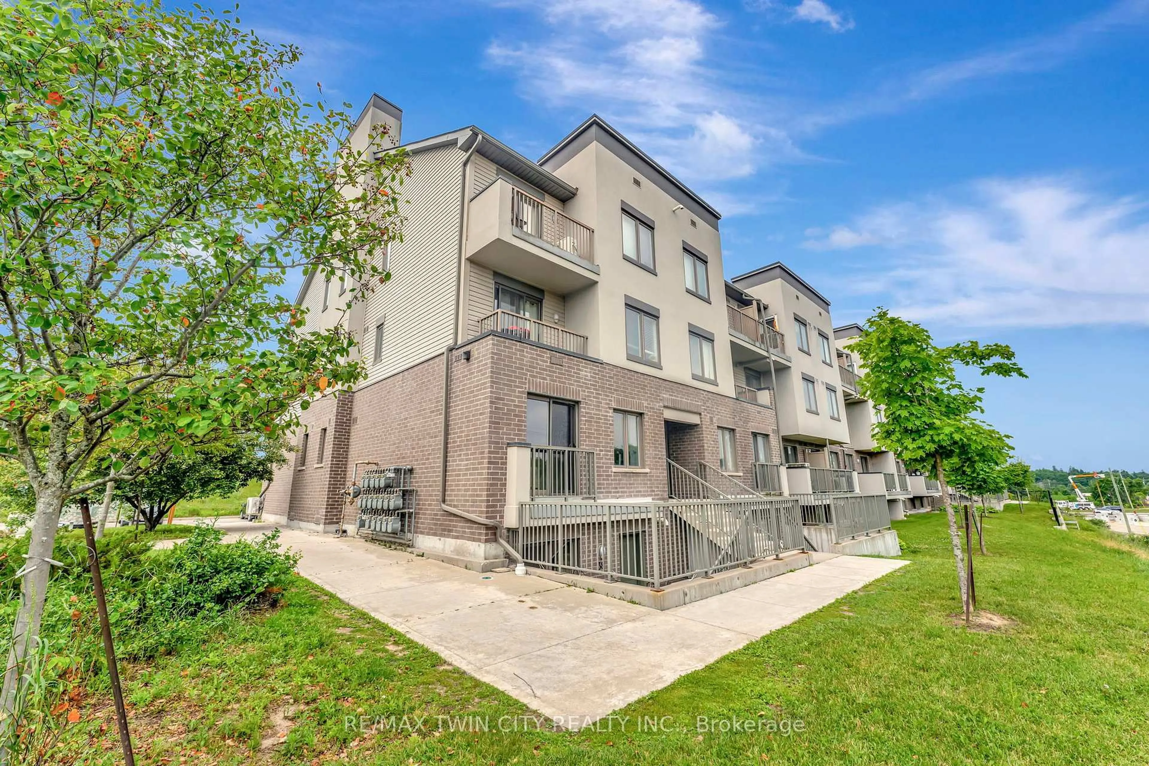 Patio, unknown for 350 Fisher Mills Rd #38, Cambridge Ontario N3C 0G8