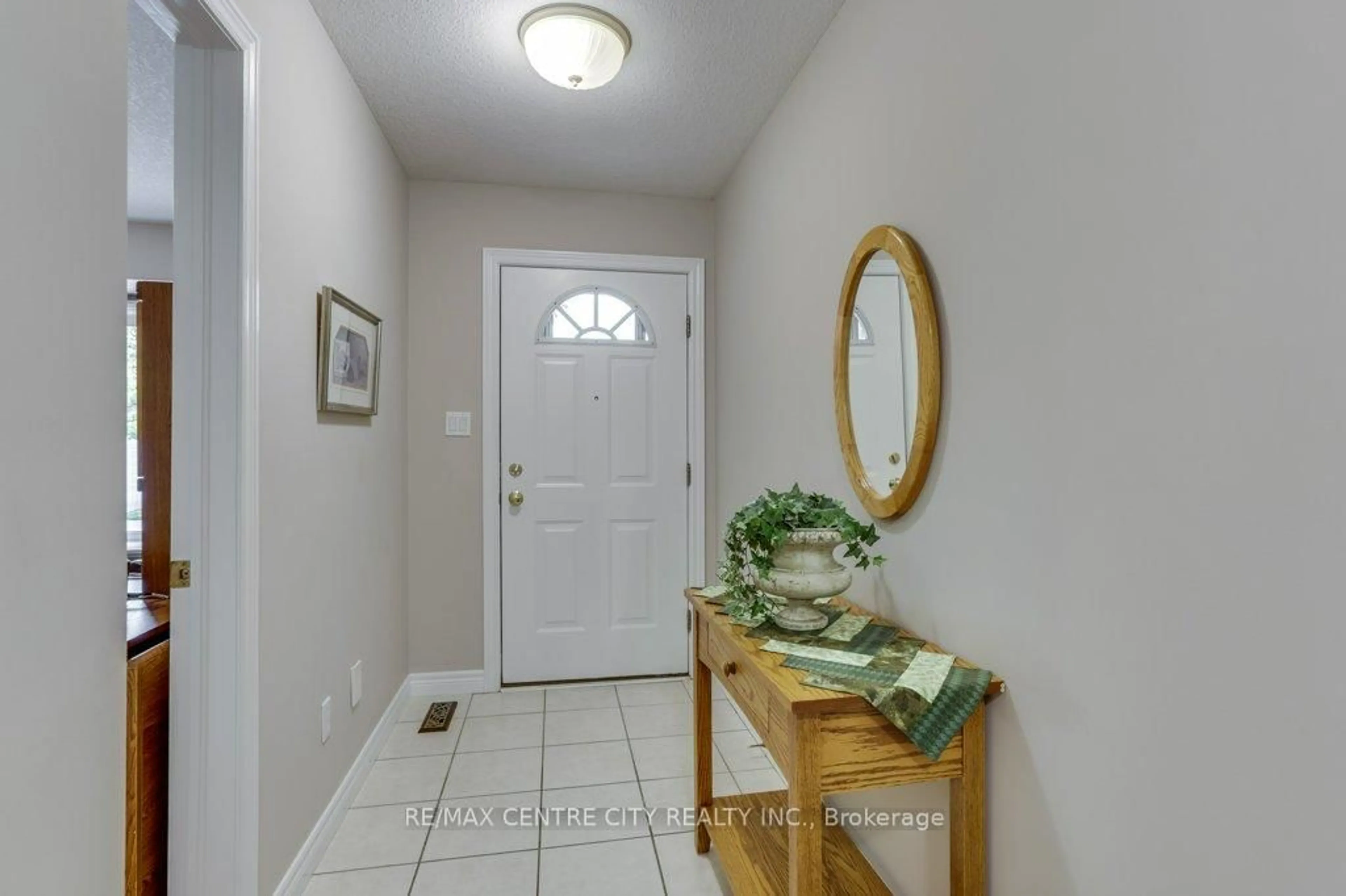 Indoor entryway for 95 Capulet Lane #21, London North Ontario N6H 5V6