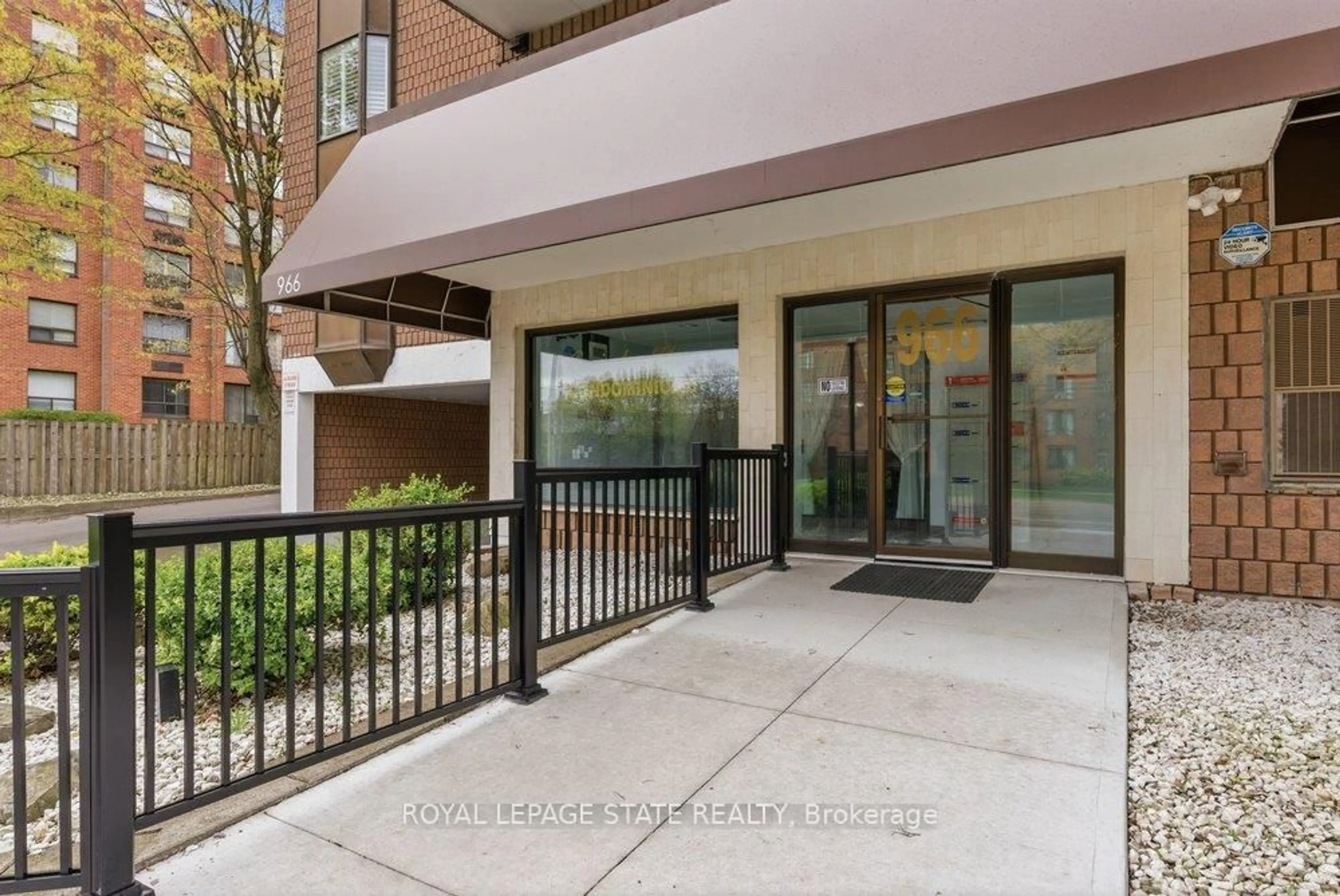 Unknown for 966 Queenston Rd #302, Hamilton Ontario L8G 1B7