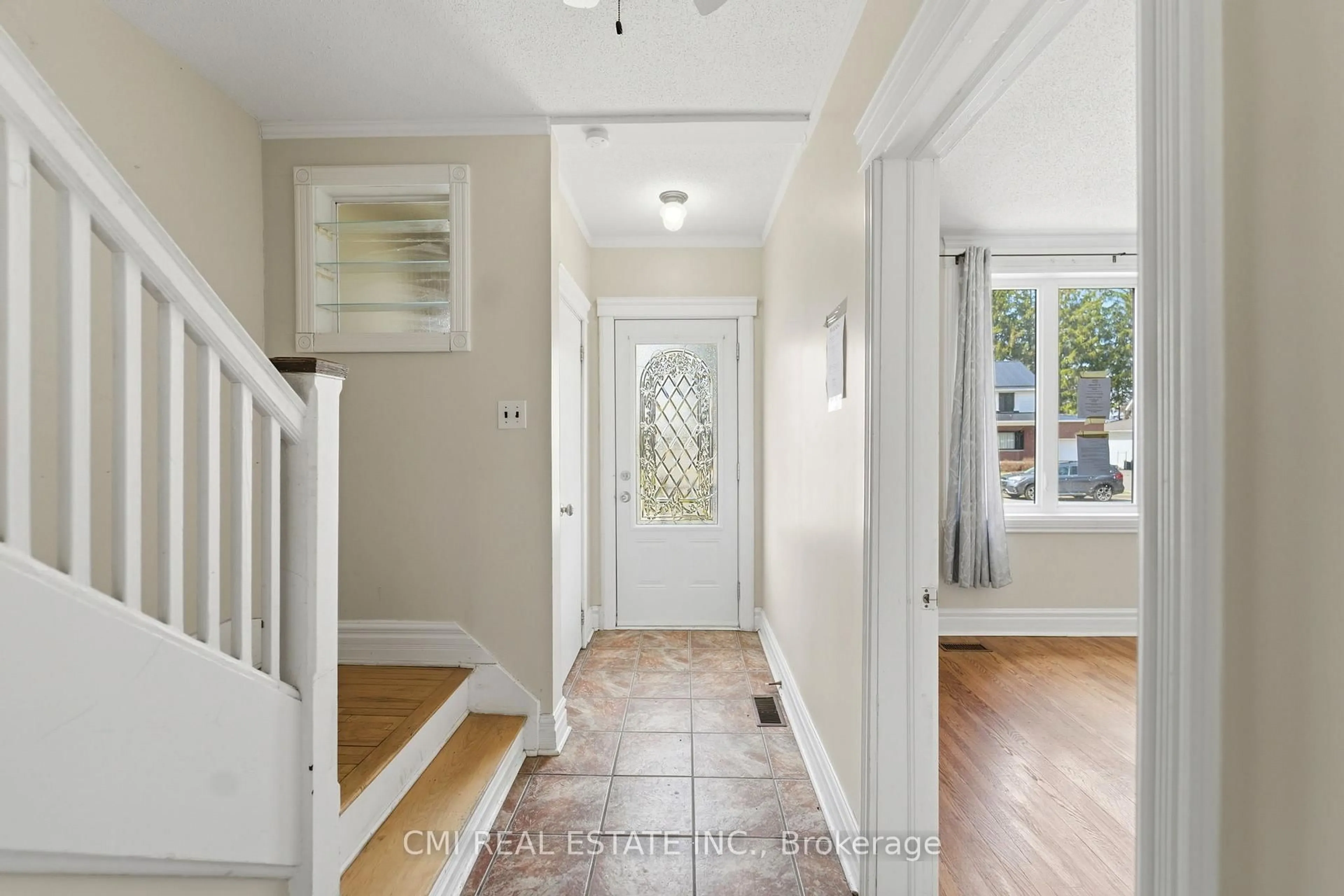 Indoor entryway for 555 Smerdon St, Hawkesbury Ontario K6A 2M9