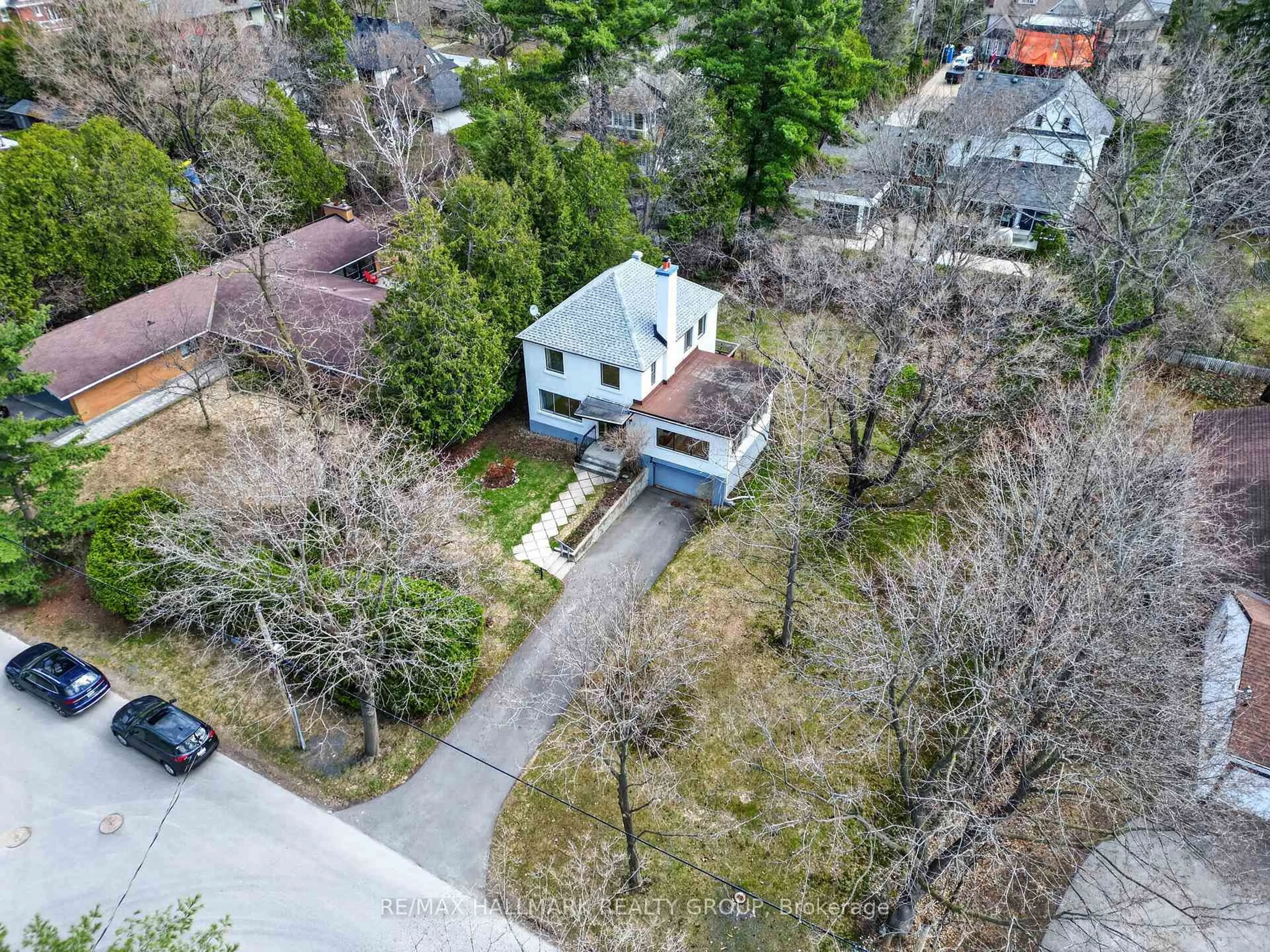 A pic from outside/outdoor area/front of a property/back of a property/a pic from drone, street for 570 Minto Pl, Ottawa Ontario K1M 0A8
