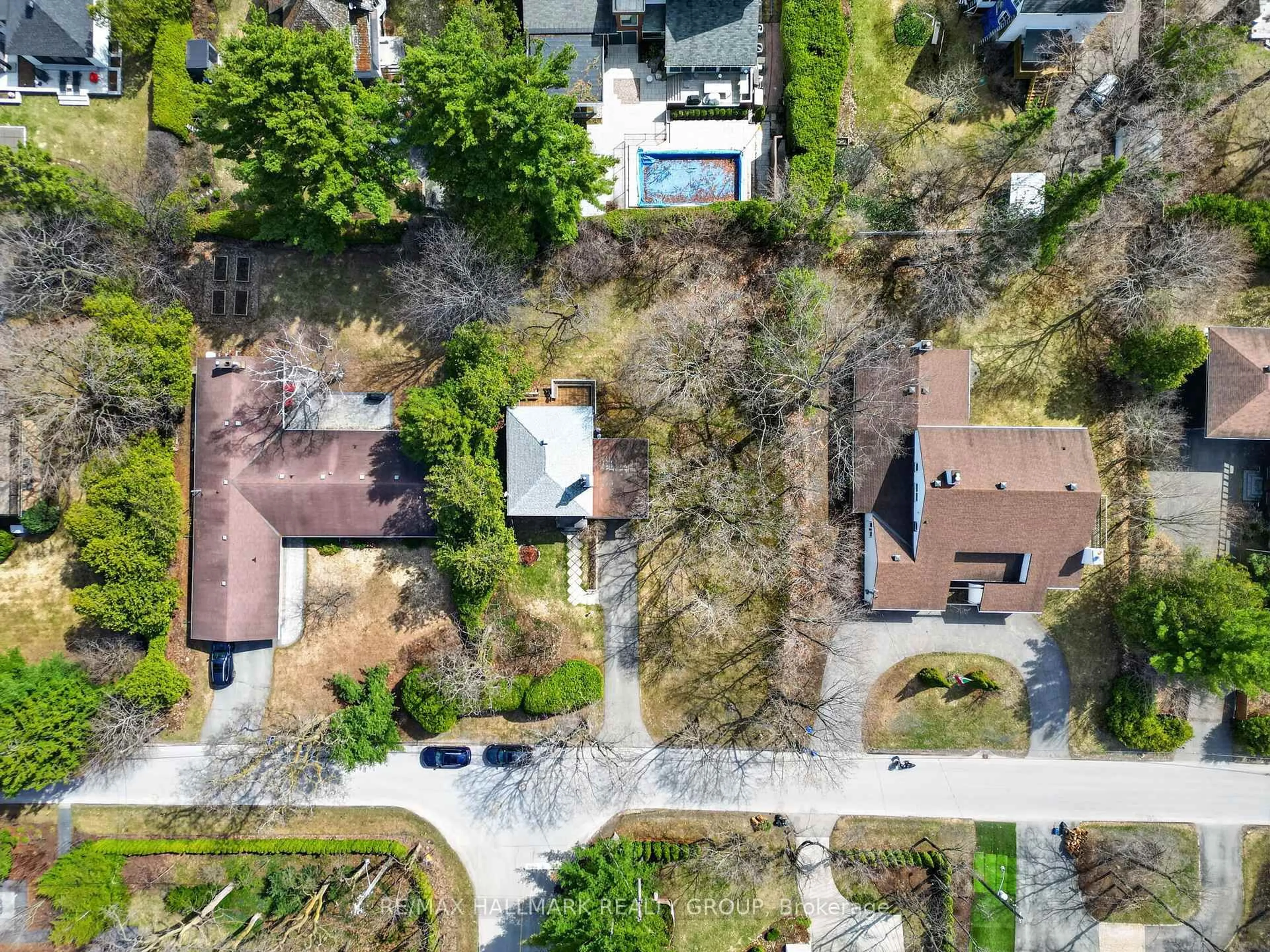 A pic from outside/outdoor area/front of a property/back of a property/a pic from drone, street for 570 Minto Pl, Ottawa Ontario K1M 0A8