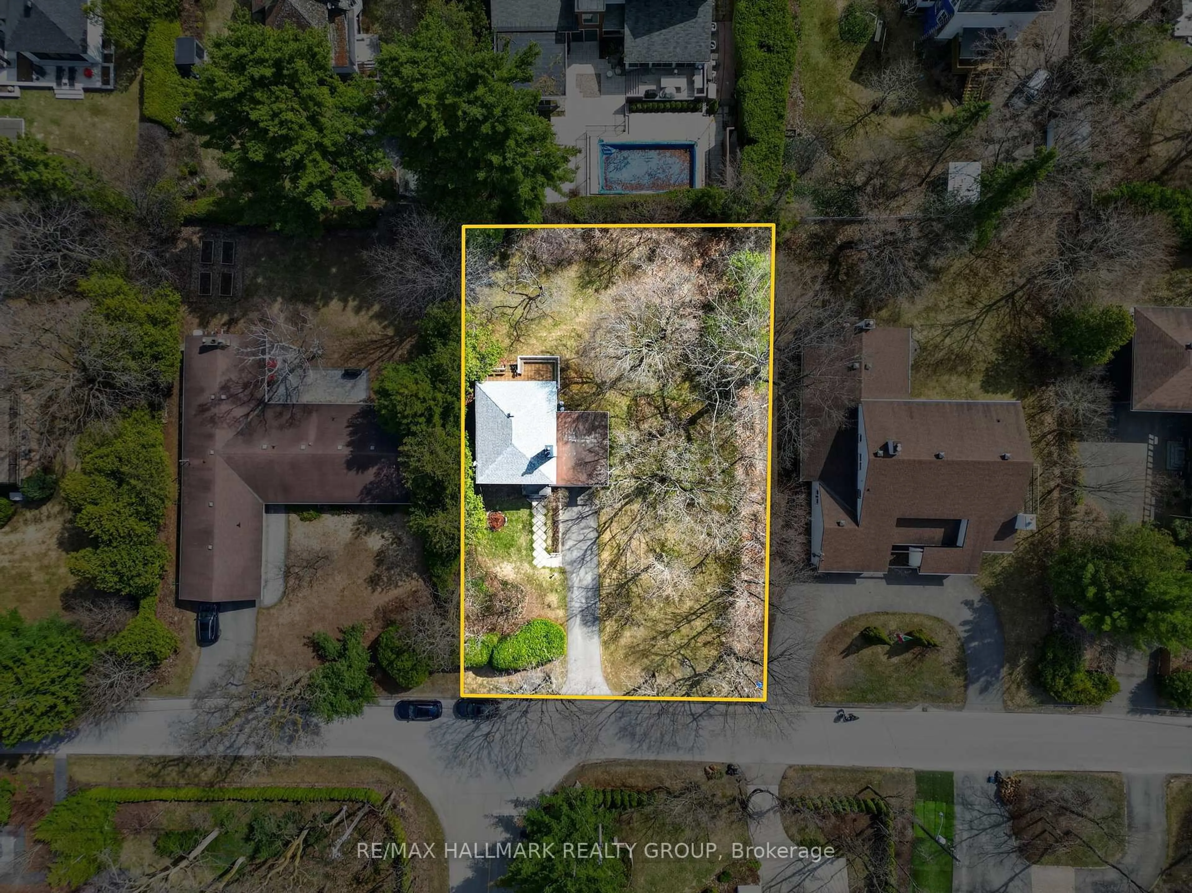 A pic from outside/outdoor area/front of a property/back of a property/a pic from drone, street for 570 Minto Pl, Ottawa Ontario K1M 0A8
