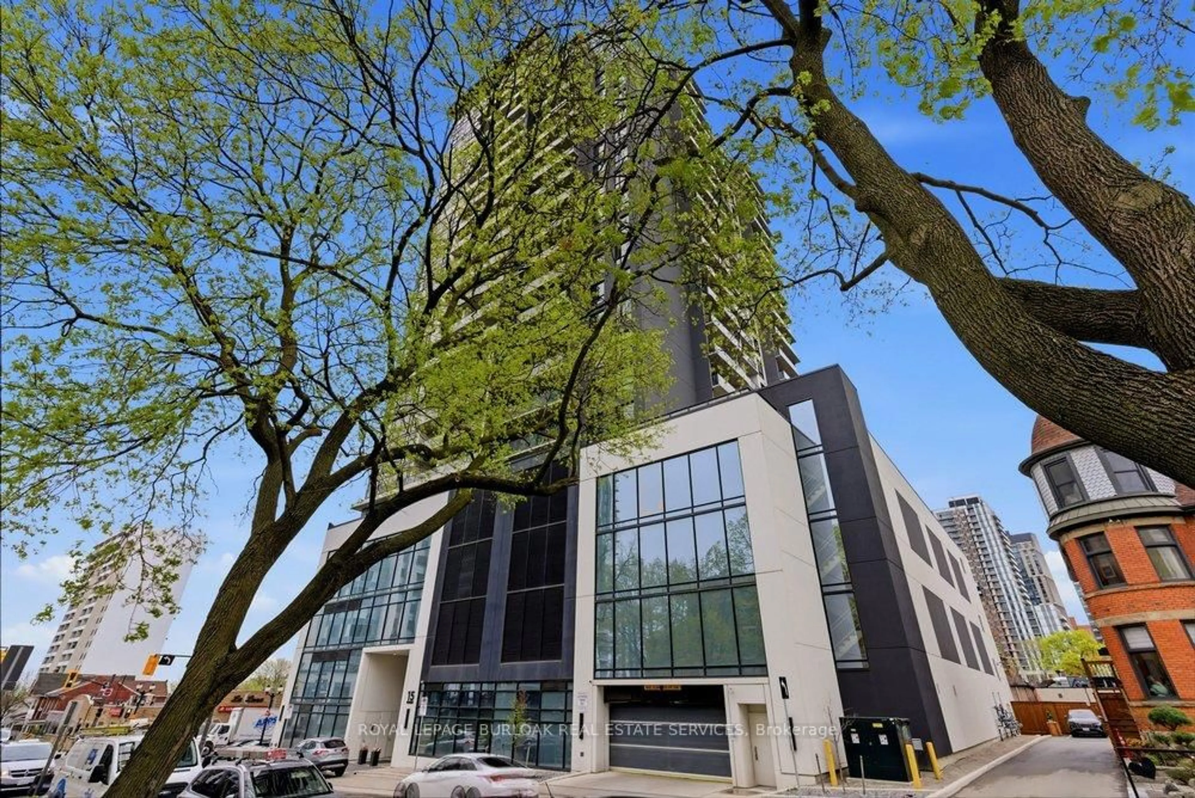 Indoor foyer for 15 Queen St #2302, Hamilton Ontario L8P 0C6