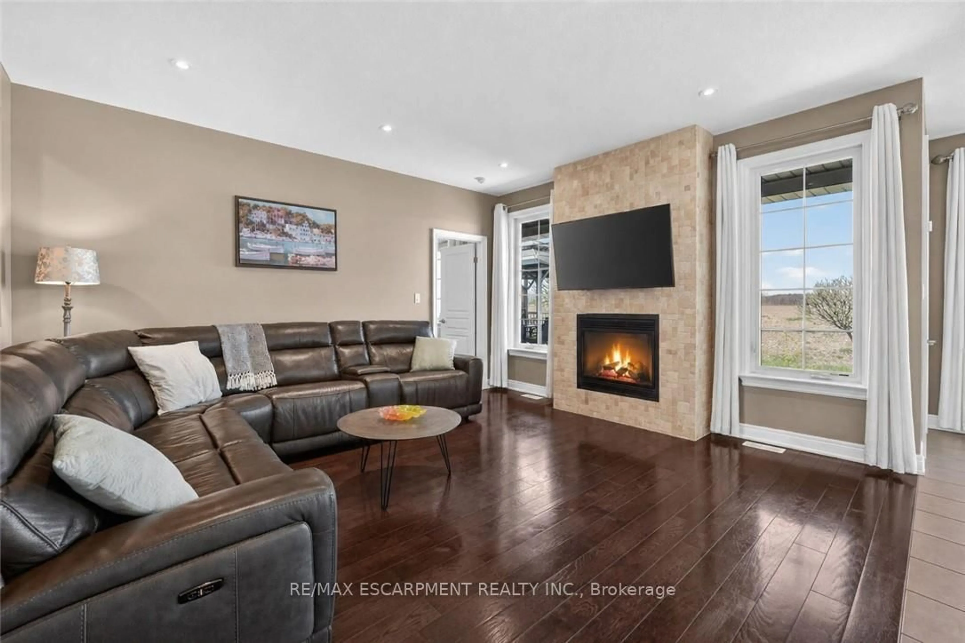 Living room with furniture, unknown for 58 Forestview Crt, West Lincoln Ontario L0R 2A0