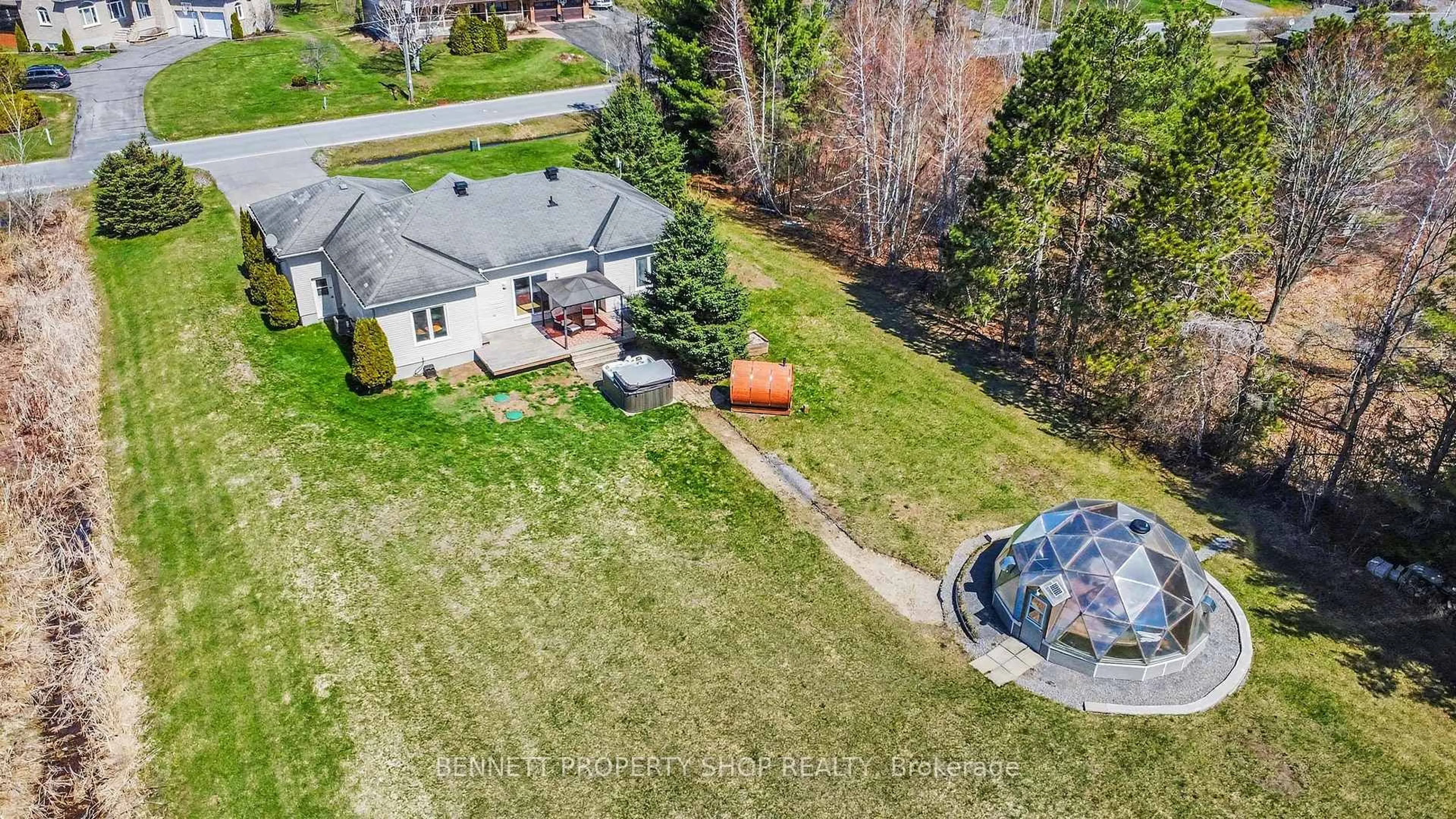 A pic from outside/outdoor area/front of a property/back of a property/a pic from drone, unknown for 2030 Kingsley St, Clarence-Rockland Ontario K0A 1E0