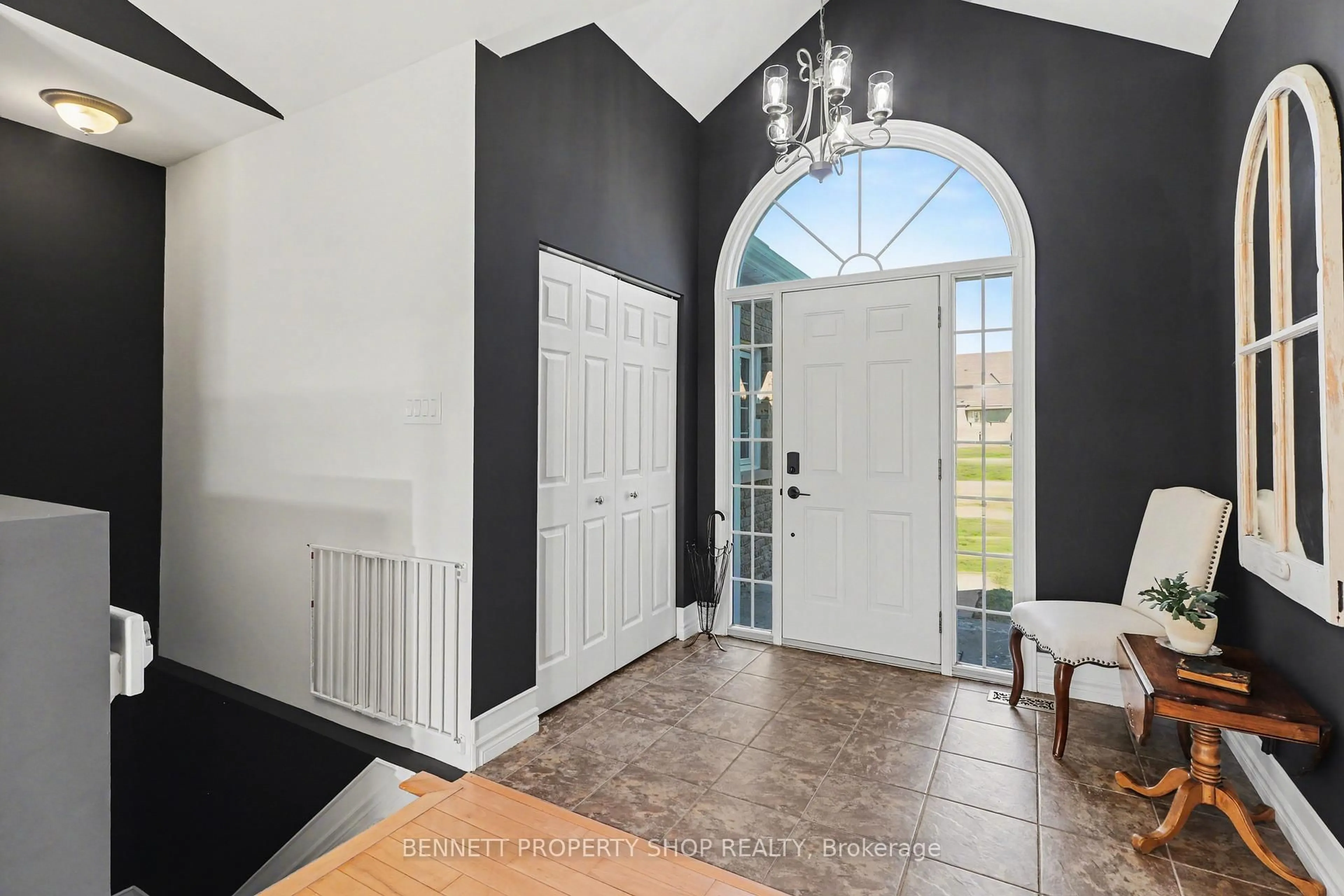 Indoor entryway for 2030 Kingsley St, Clarence-Rockland Ontario K0A 1E0