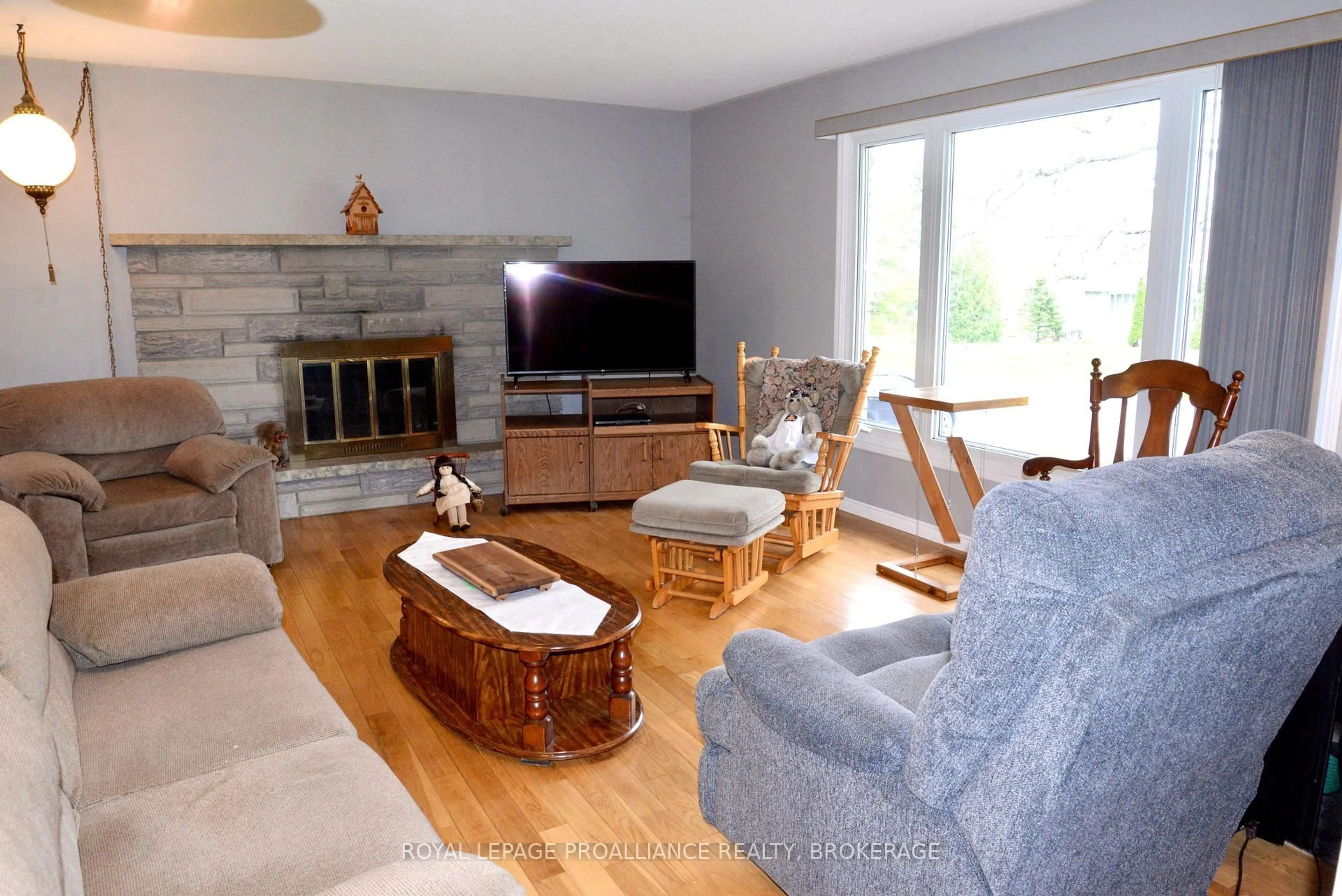 Living room with furniture, wood/laminate floor for 2489 Leeman Rd, Mcdonalds Corners Ontario K0H 1M0