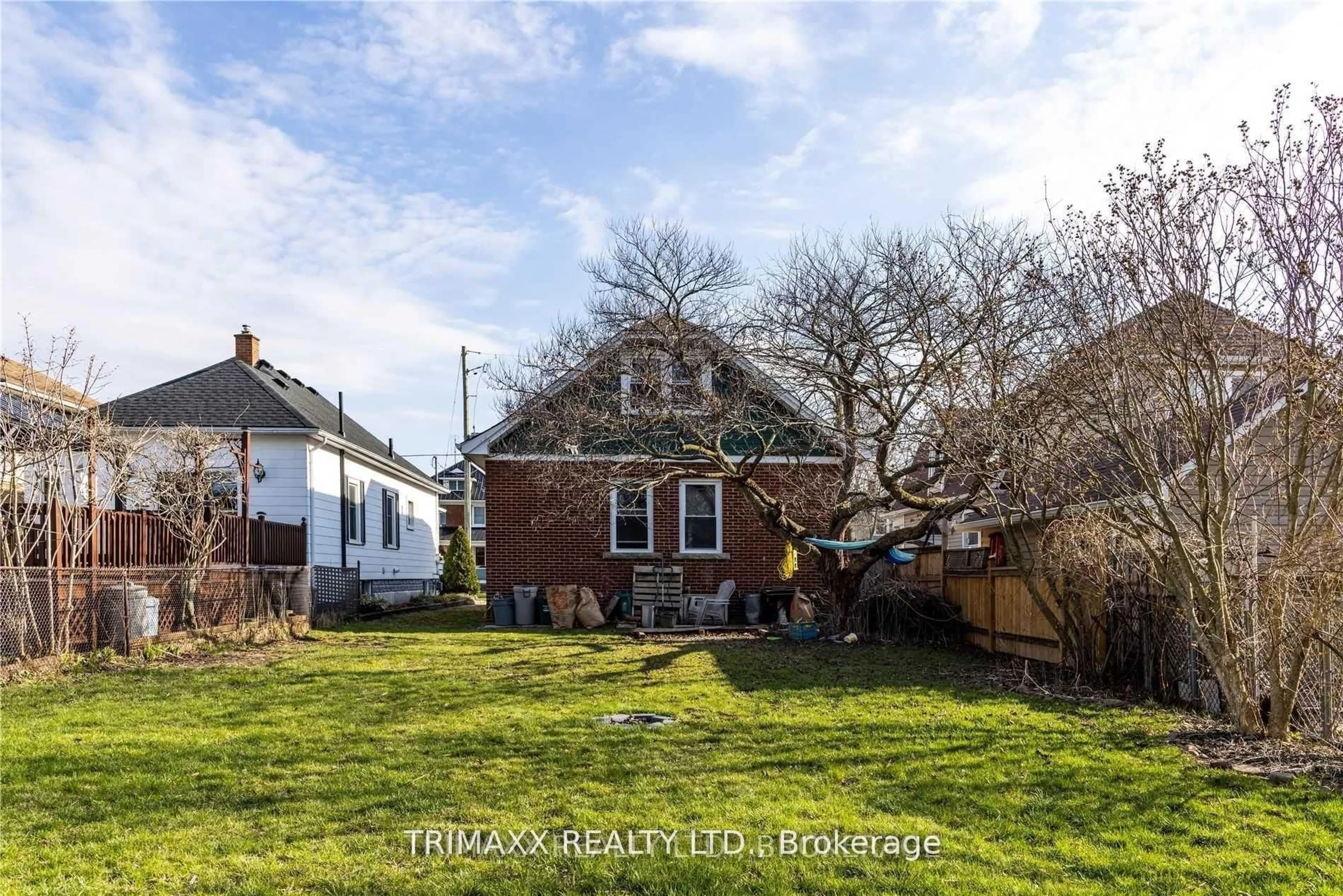 A pic from outside/outdoor area/front of a property/back of a property/a pic from drone, street for 43 DACOTAH St, St. Catharines Ontario L2R 1Z6