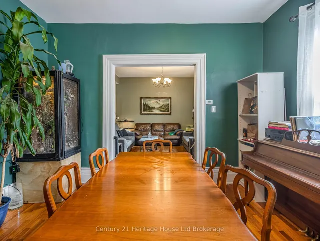 552 Hatch St, Woodstock 4