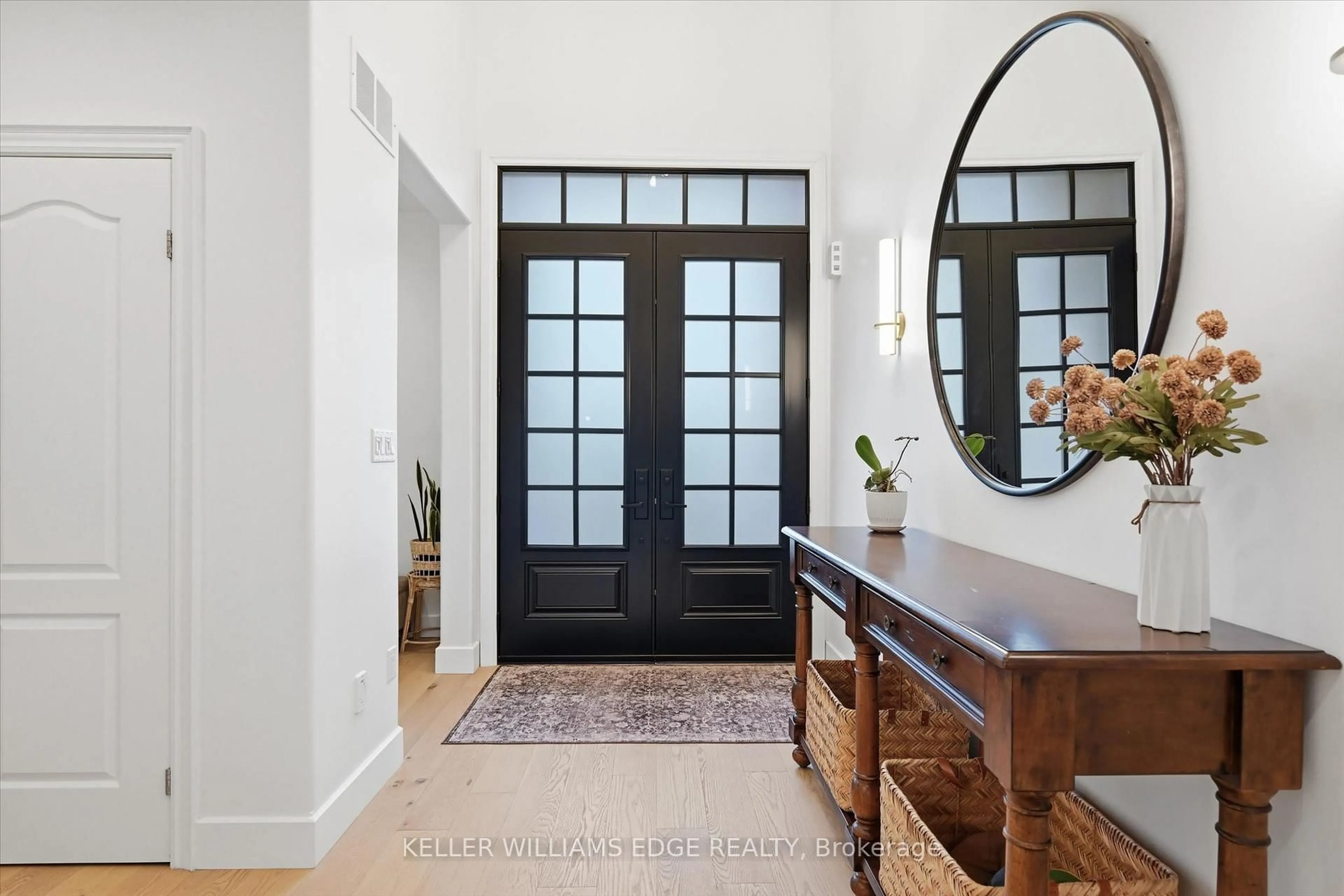 Indoor entryway for 125 Margaret Ave, Hamilton Ontario L8G 3G7