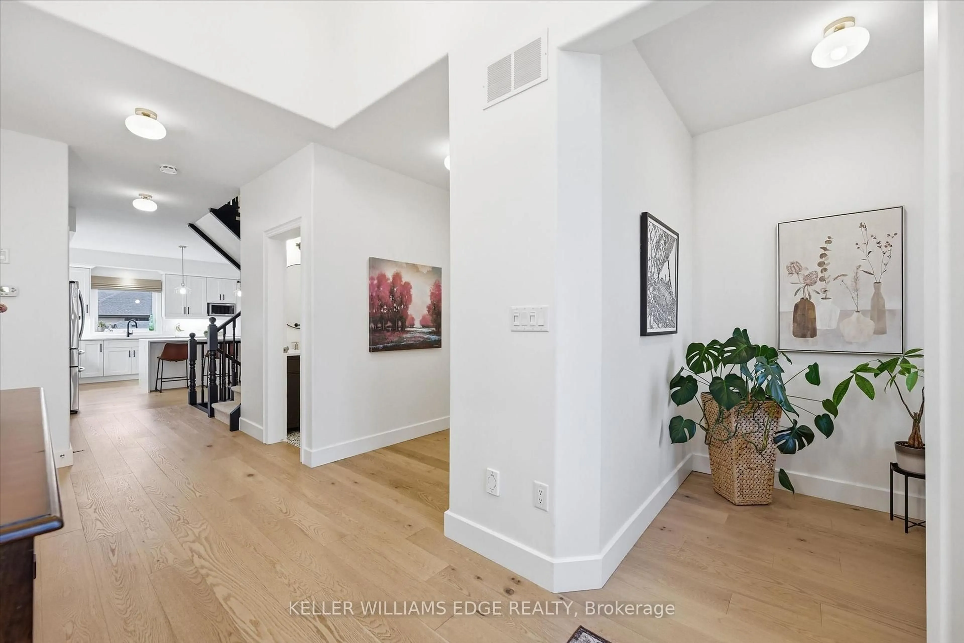 Indoor entryway for 125 Margaret Ave, Hamilton Ontario L8G 3G7