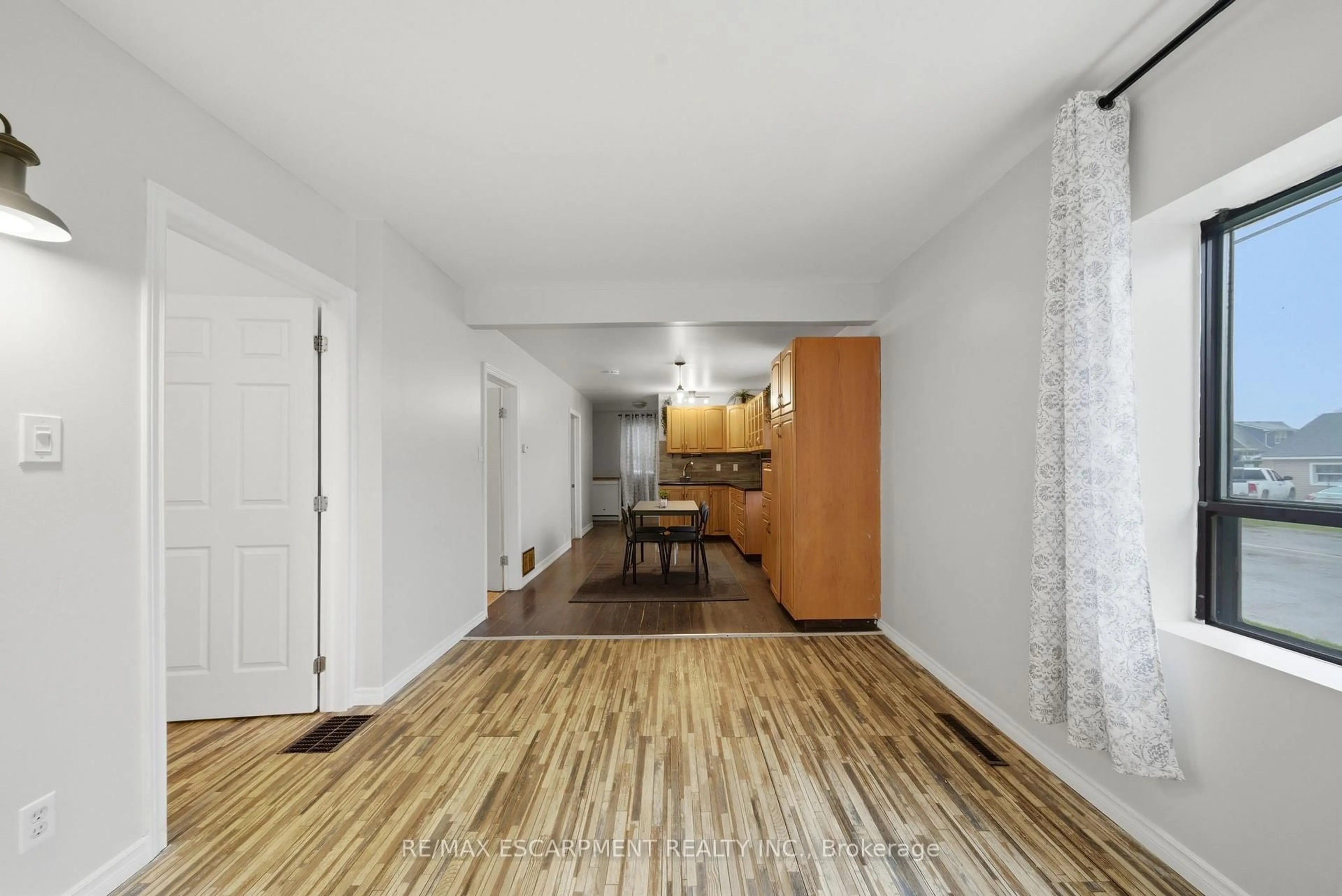 Unknown for 107 Broadway St, Welland Ontario L3C 5L6