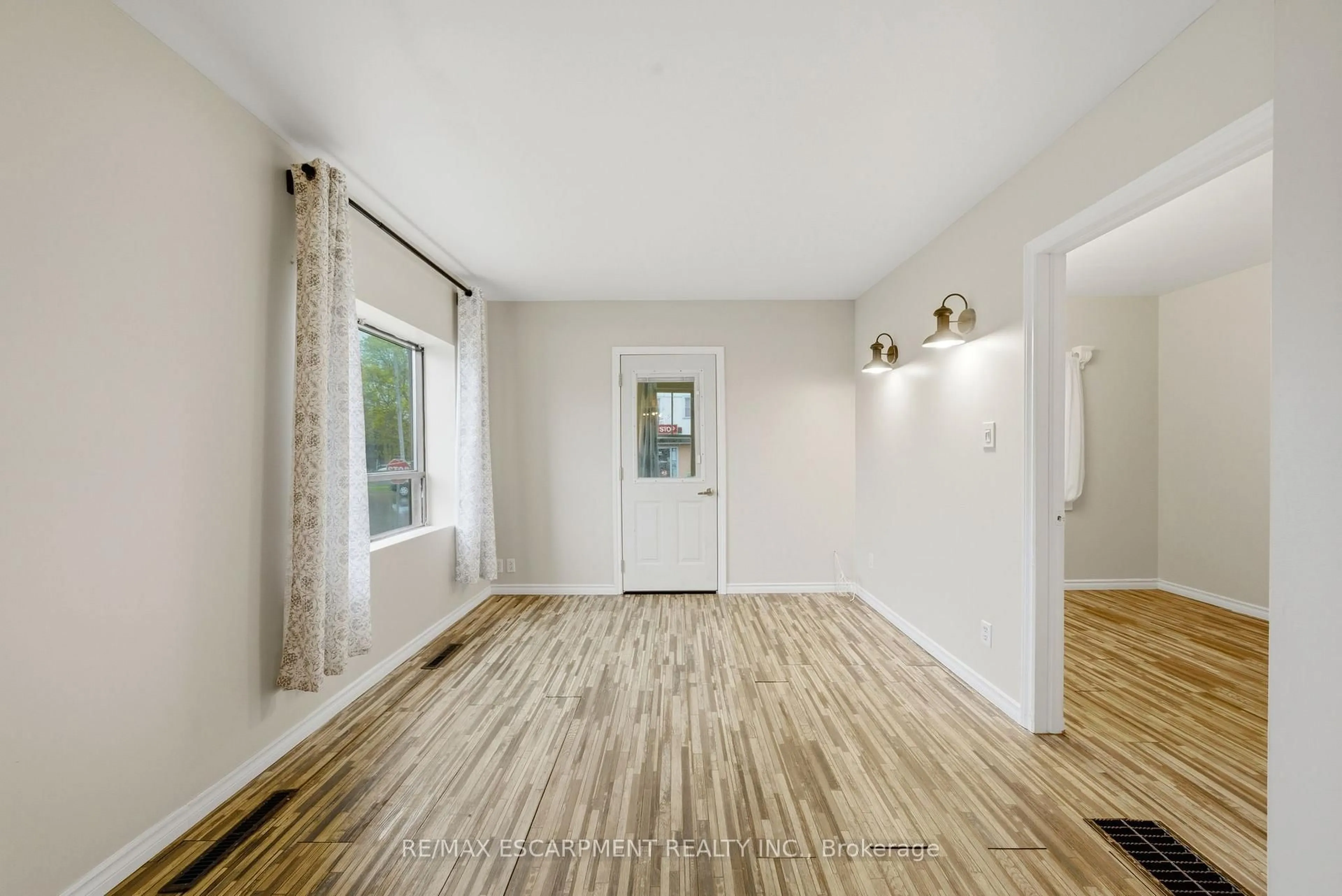 Unknown for 107 Broadway St, Welland Ontario L3C 5L6