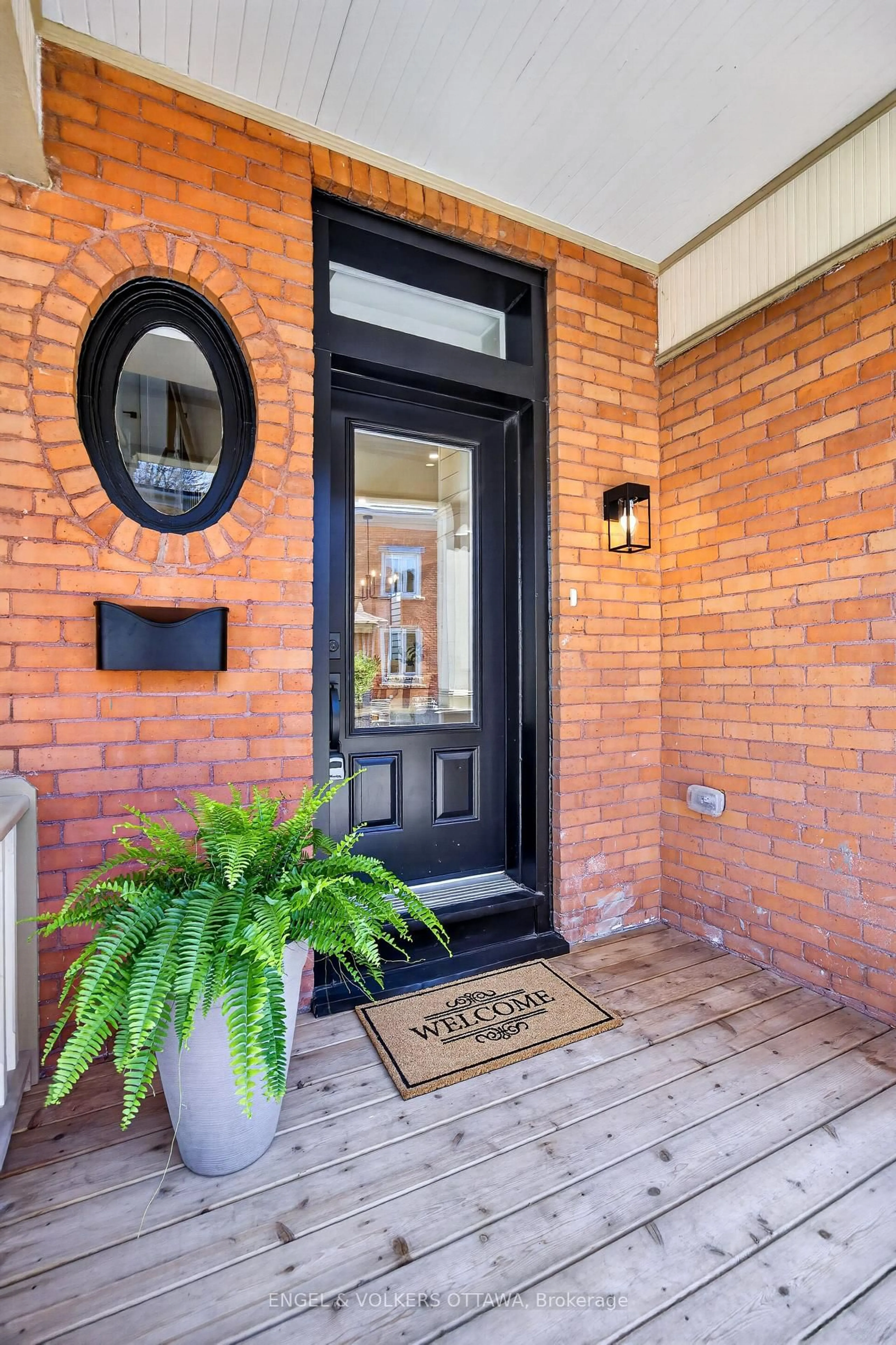 Indoor entryway for 19 Rupert St, Ottawa Ontario K1S 3S2