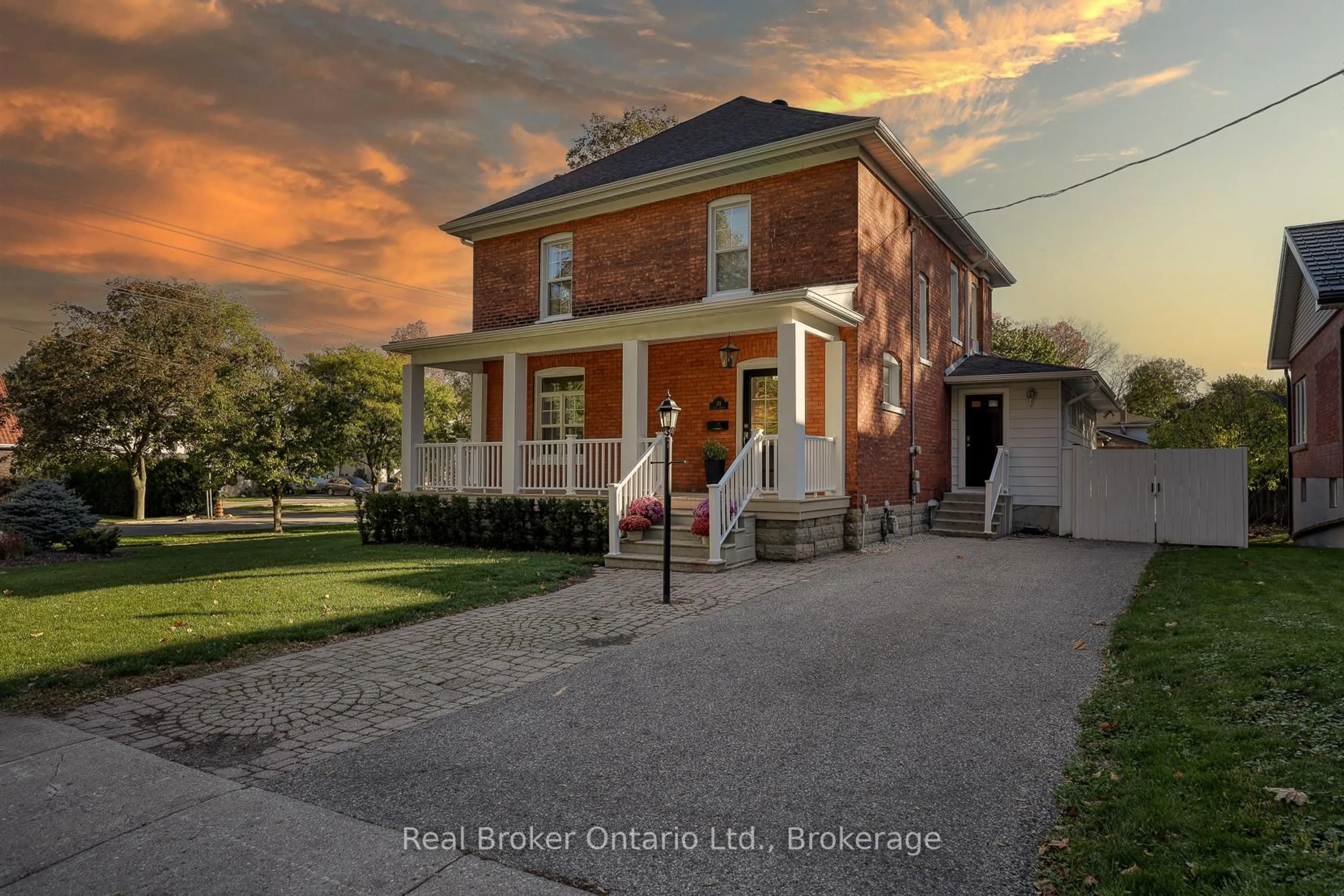 A pic from outside/outdoor area/front of a property/back of a property/a pic from drone, building for 174 Light St, Woodstock Ontario N4S 6H4