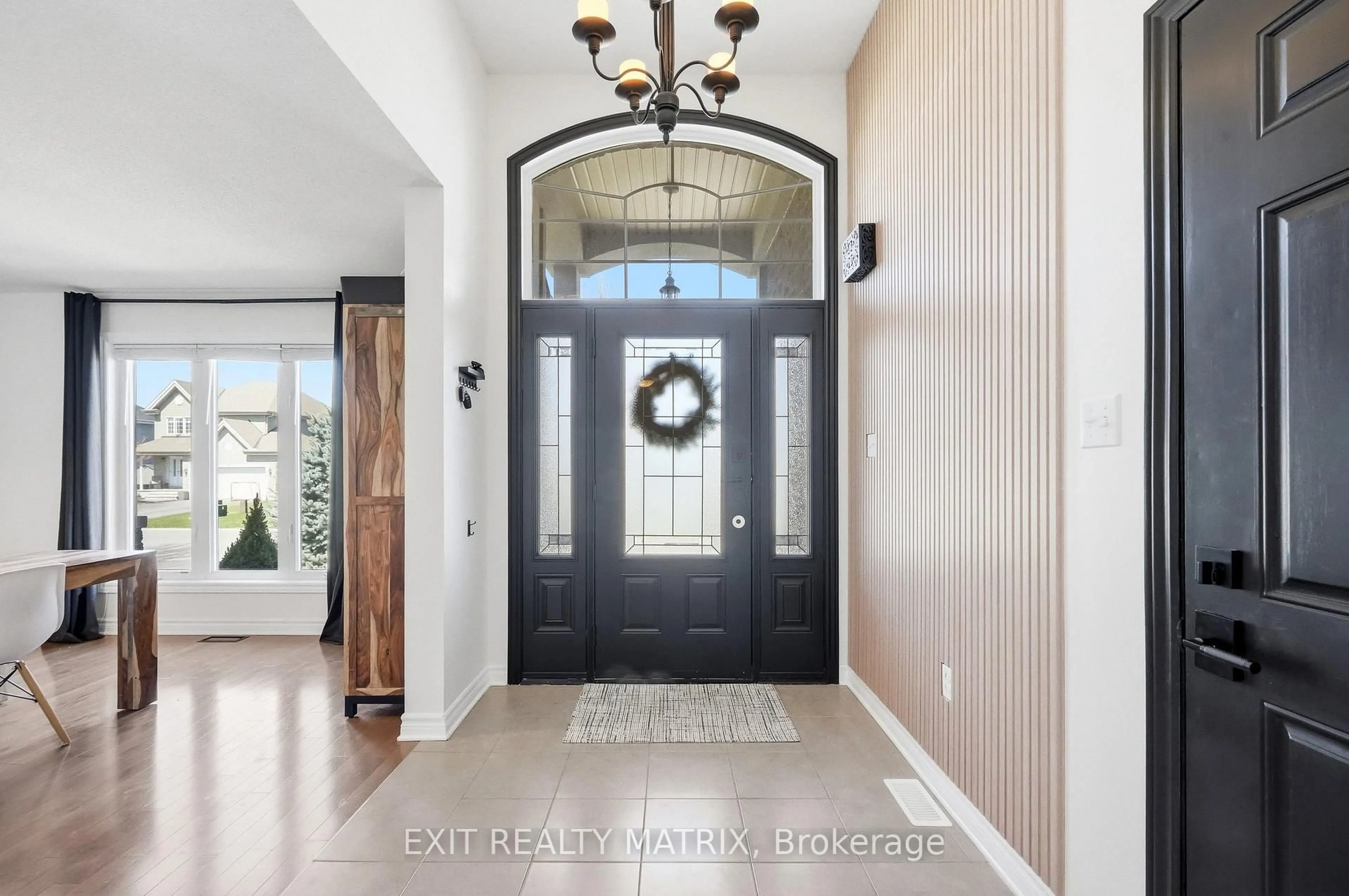 Indoor entryway for 129 Abbey Cres, Russell Ontario K4R 1A1