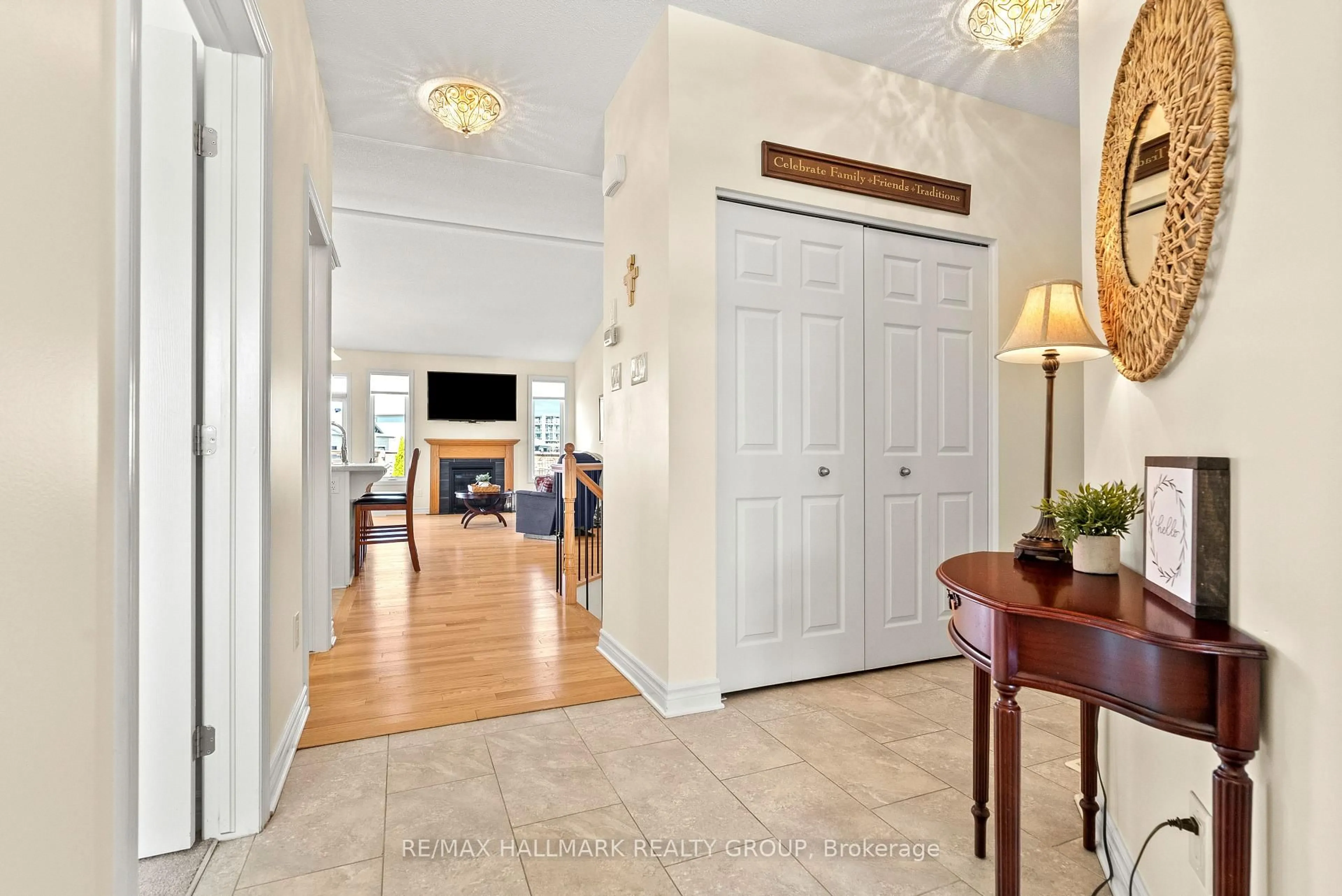 Indoor foyer for 58 Nixon Farm Dr, Richmond Ontario K0A 2Z0
