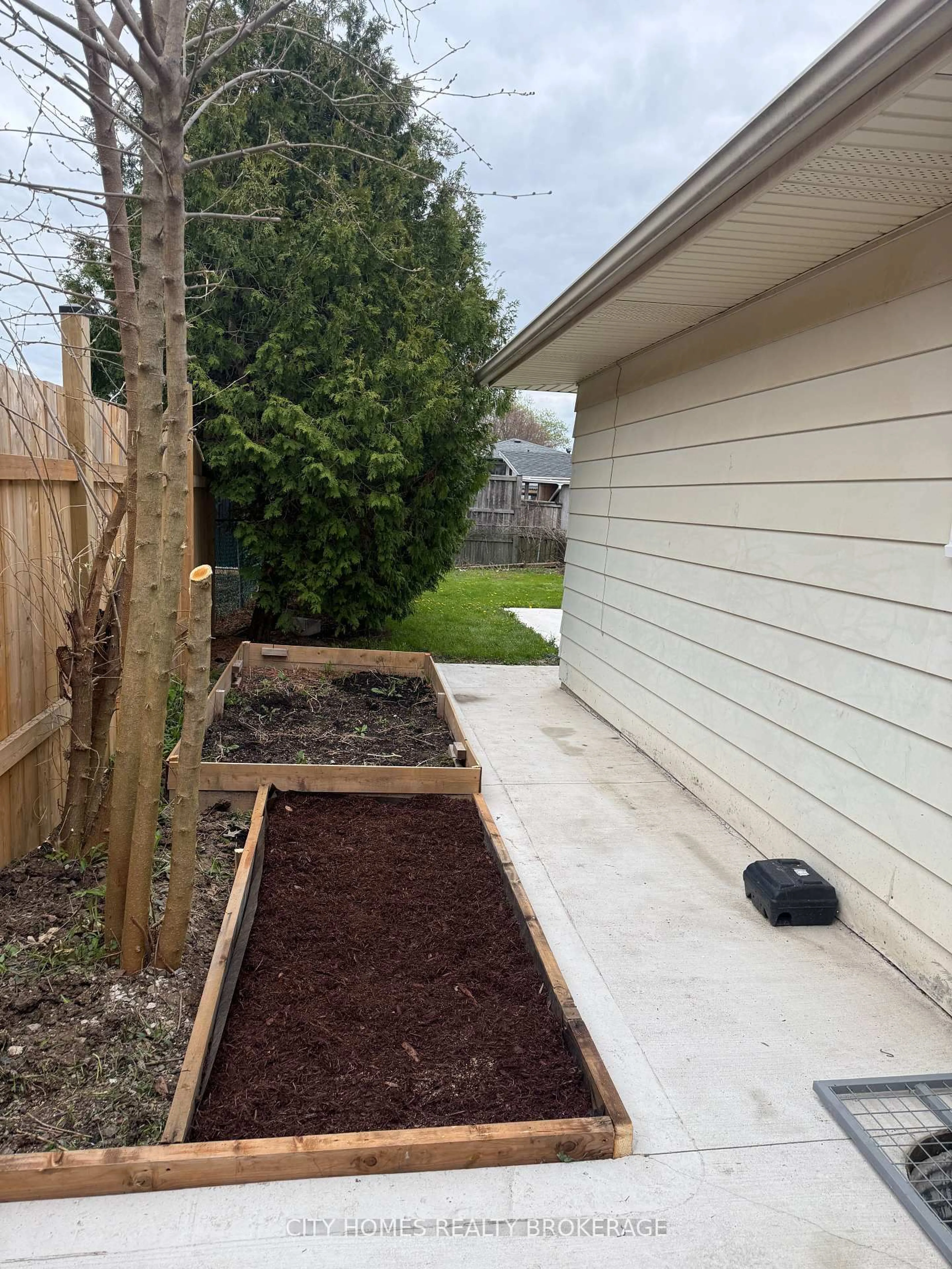Patio, street for 4914 Kentucky Crt, Niagara Falls Ontario L2H 1W2