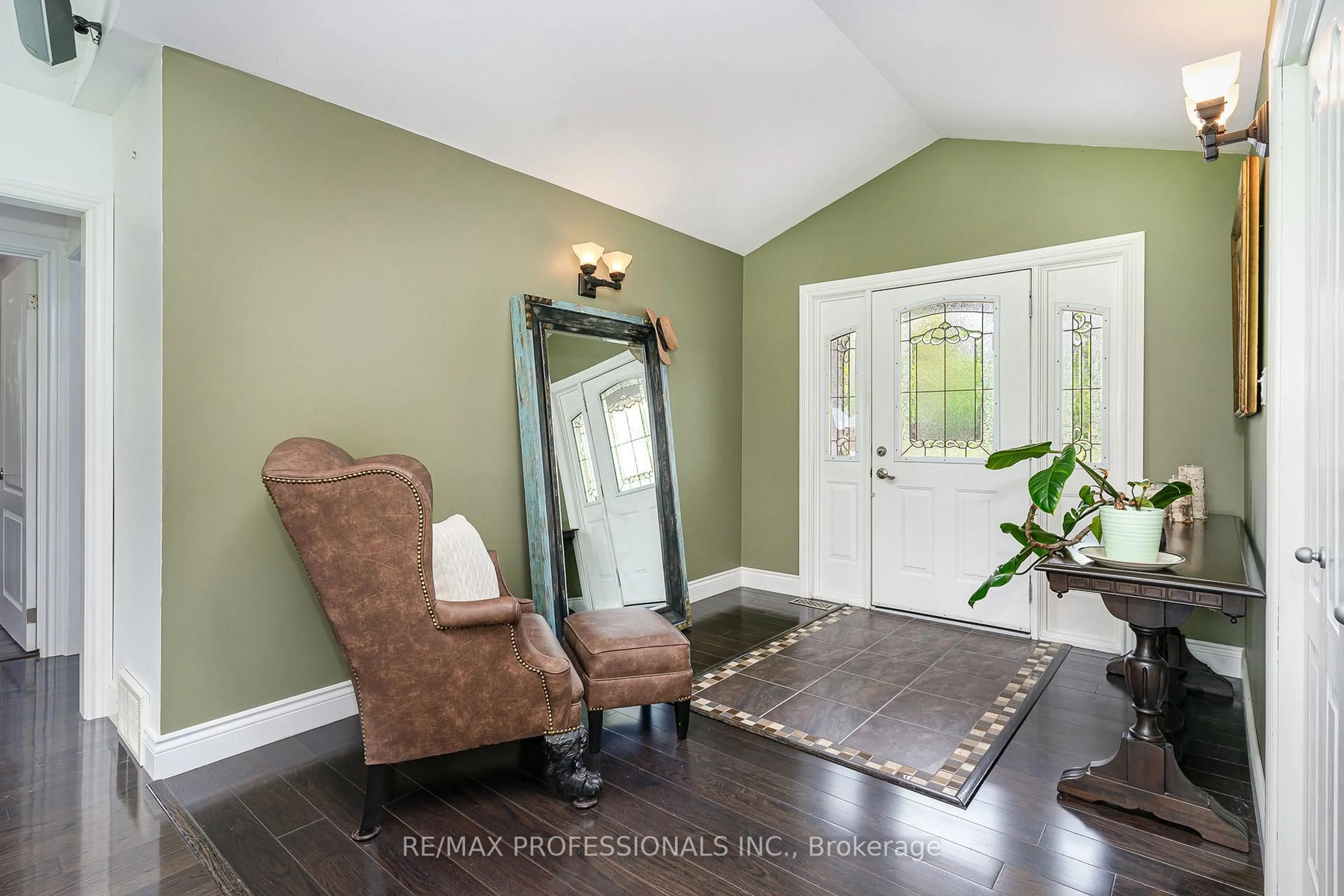 Indoor entryway for 1961 Townline Rd, Fort Erie Ontario L0S 1S0