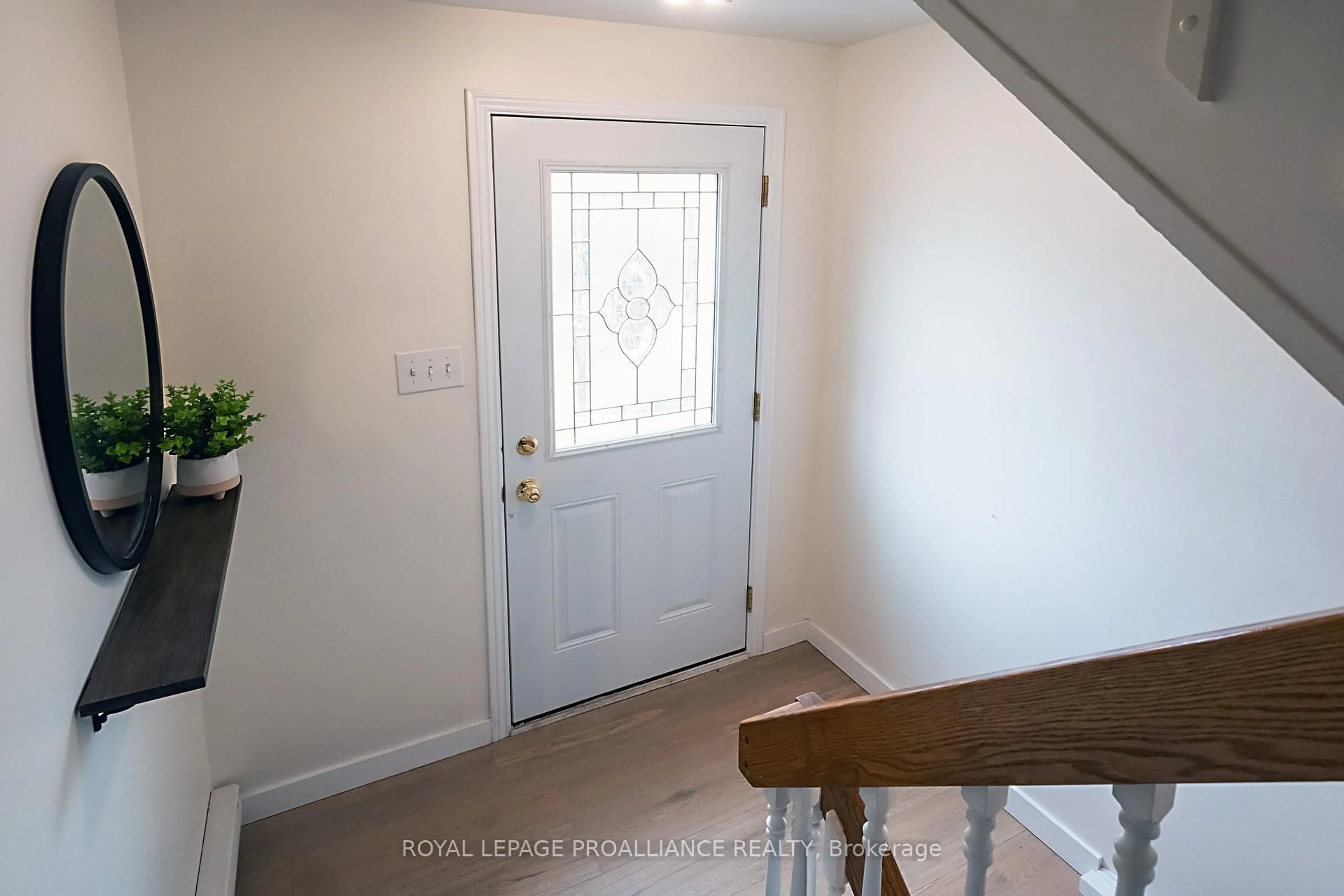 Indoor entryway for 32 Ohare St, Belleville Ontario K8P 4N1