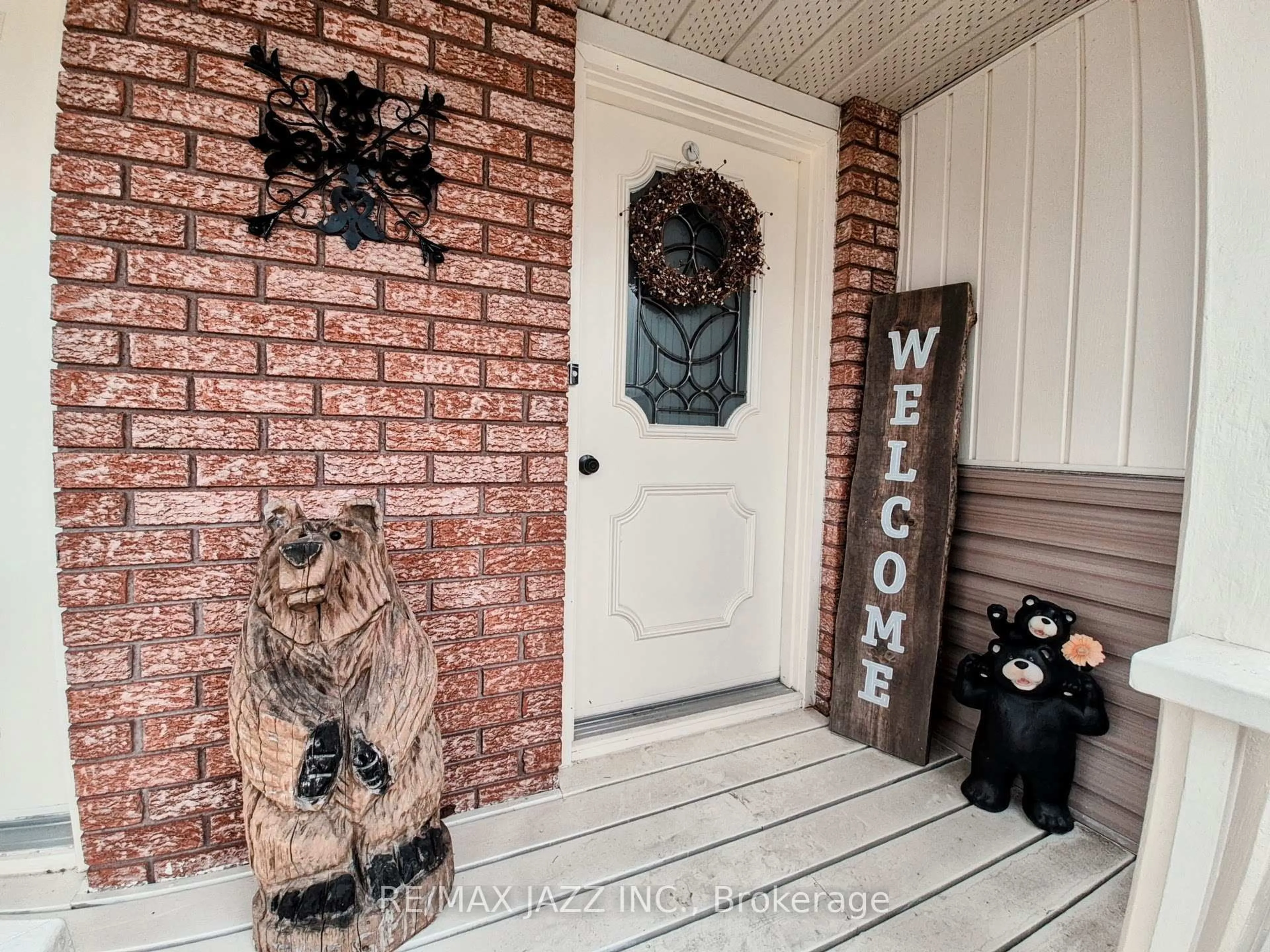 Indoor entryway for 17 Huron Dr, Brighton Ontario K0K 1H0