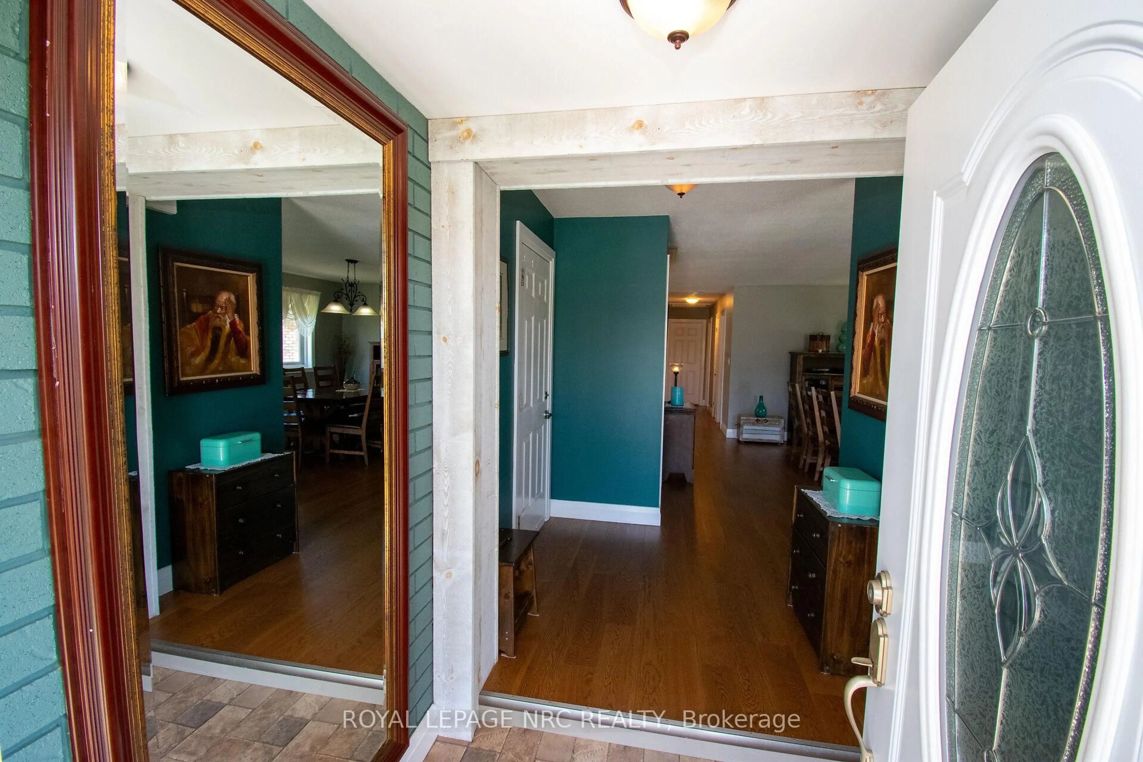 Indoor foyer for 7296 Alex Ave, Niagara Falls Ontario L2G 7V4
