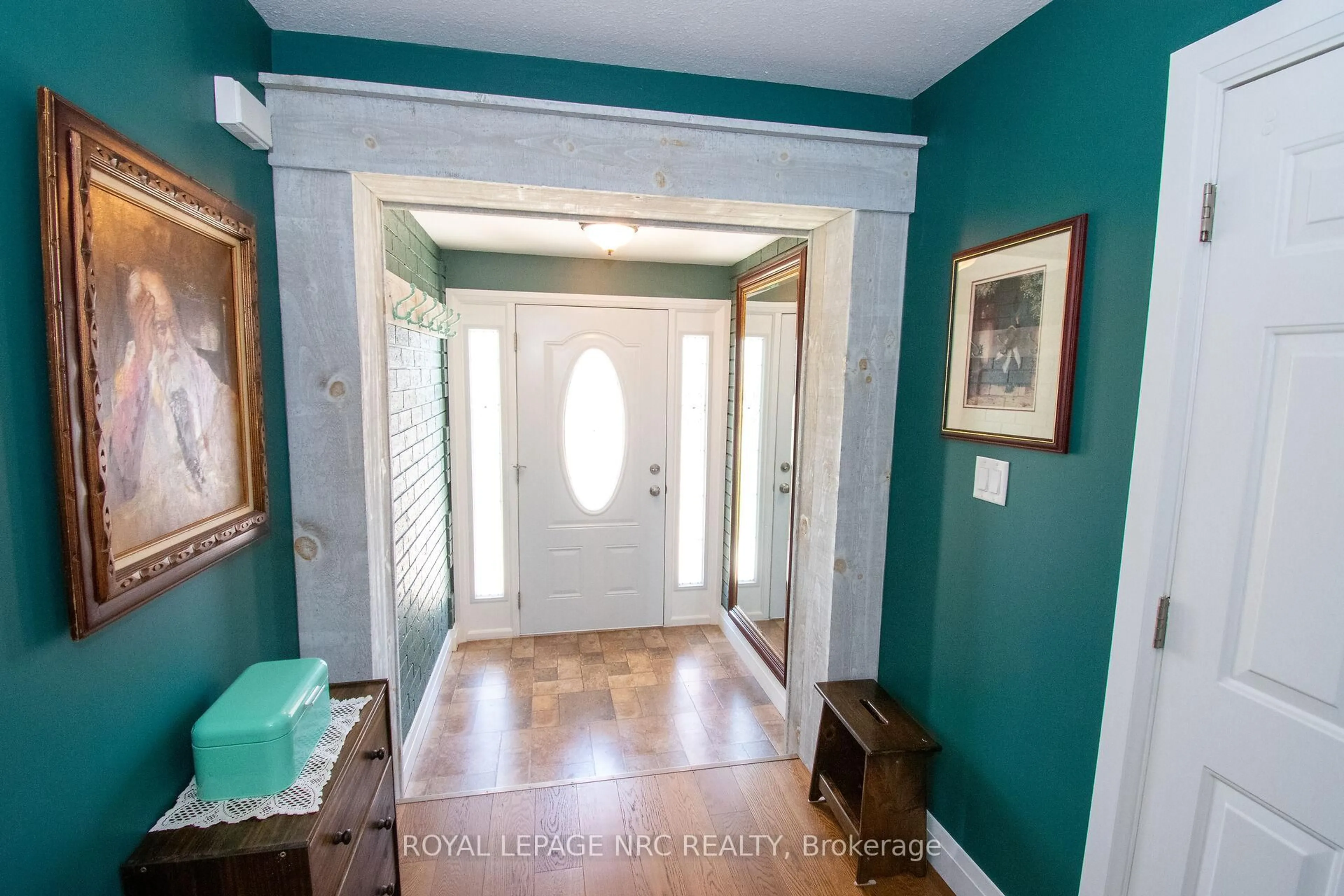 Indoor entryway for 7296 Alex Ave, Niagara Falls Ontario L2G 7V4
