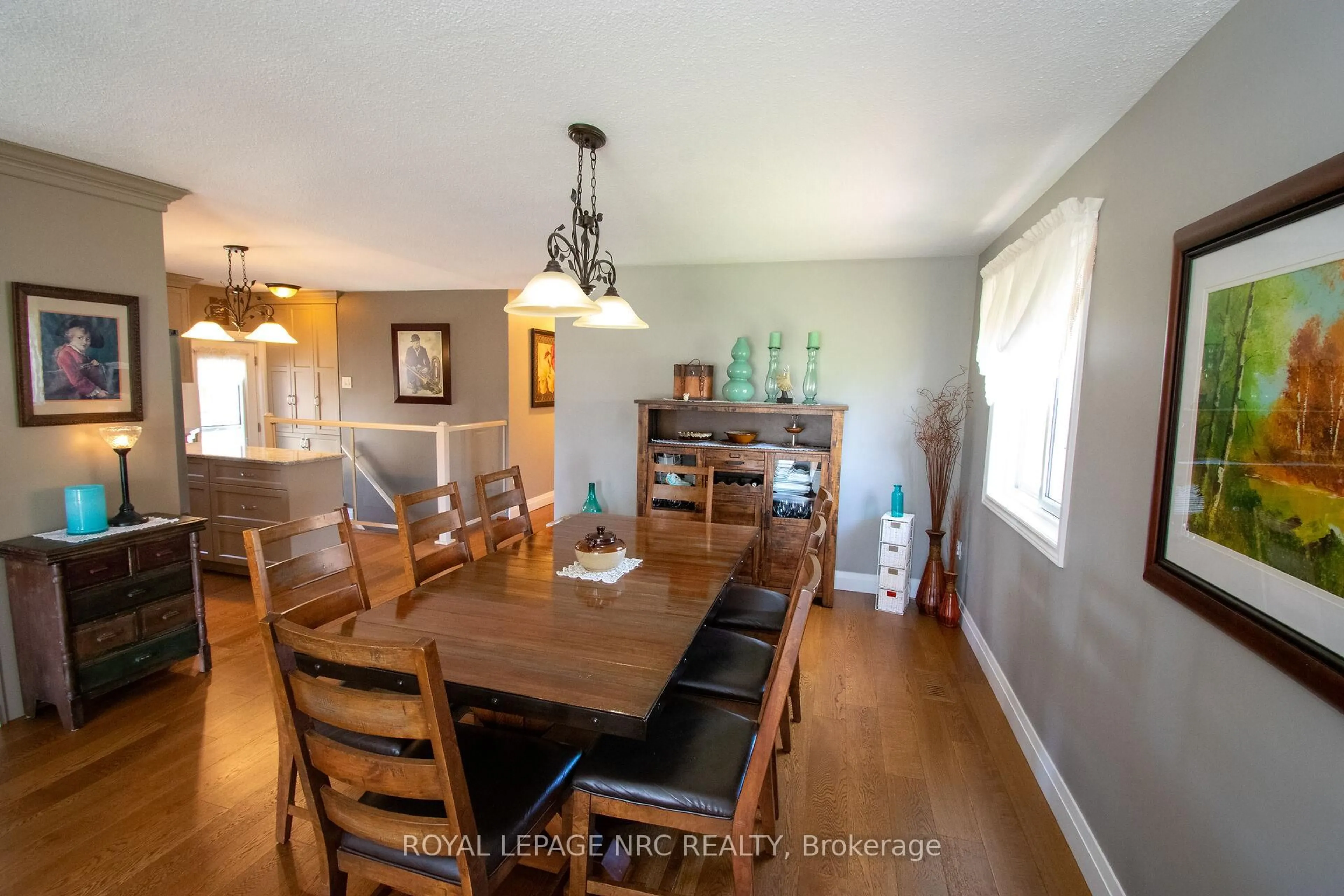 Dining room, wood/laminate floor for 7296 Alex Ave, Niagara Falls Ontario L2G 7V4