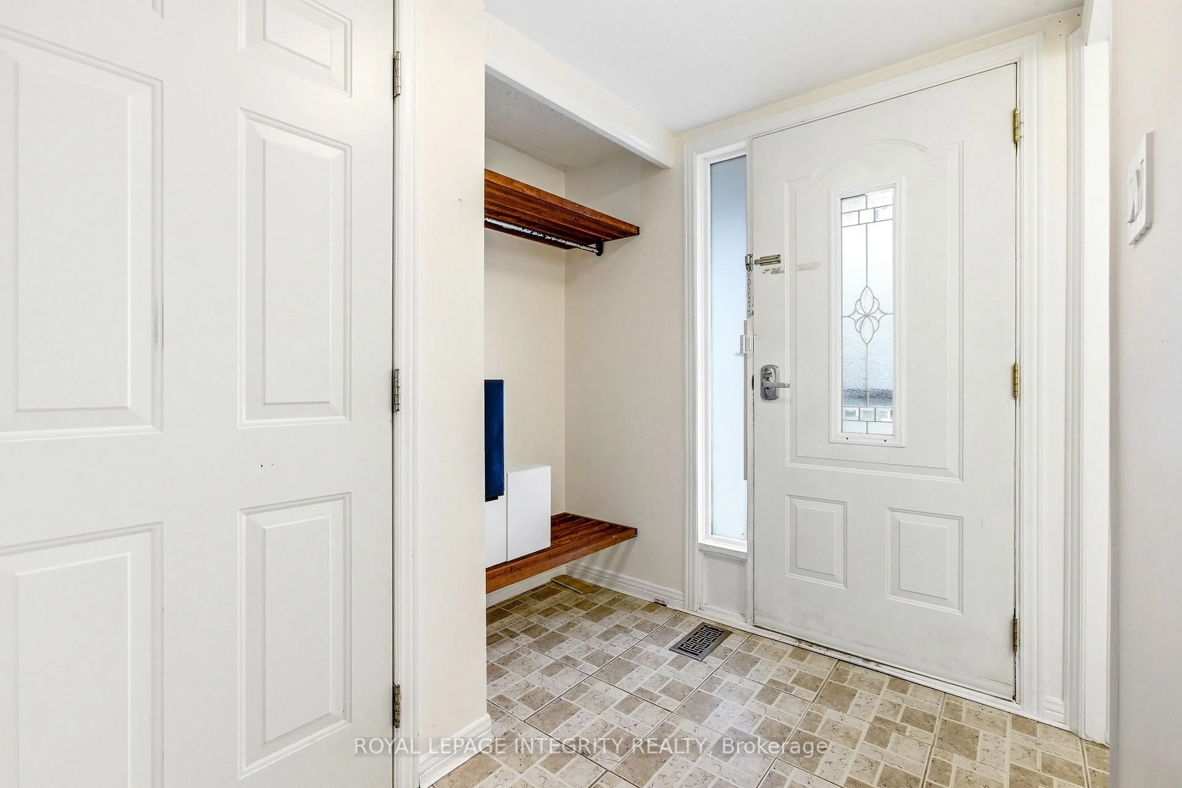 Indoor entryway for 3205 Uplands Dr #33, Ottawa Ontario K1V 9T3
