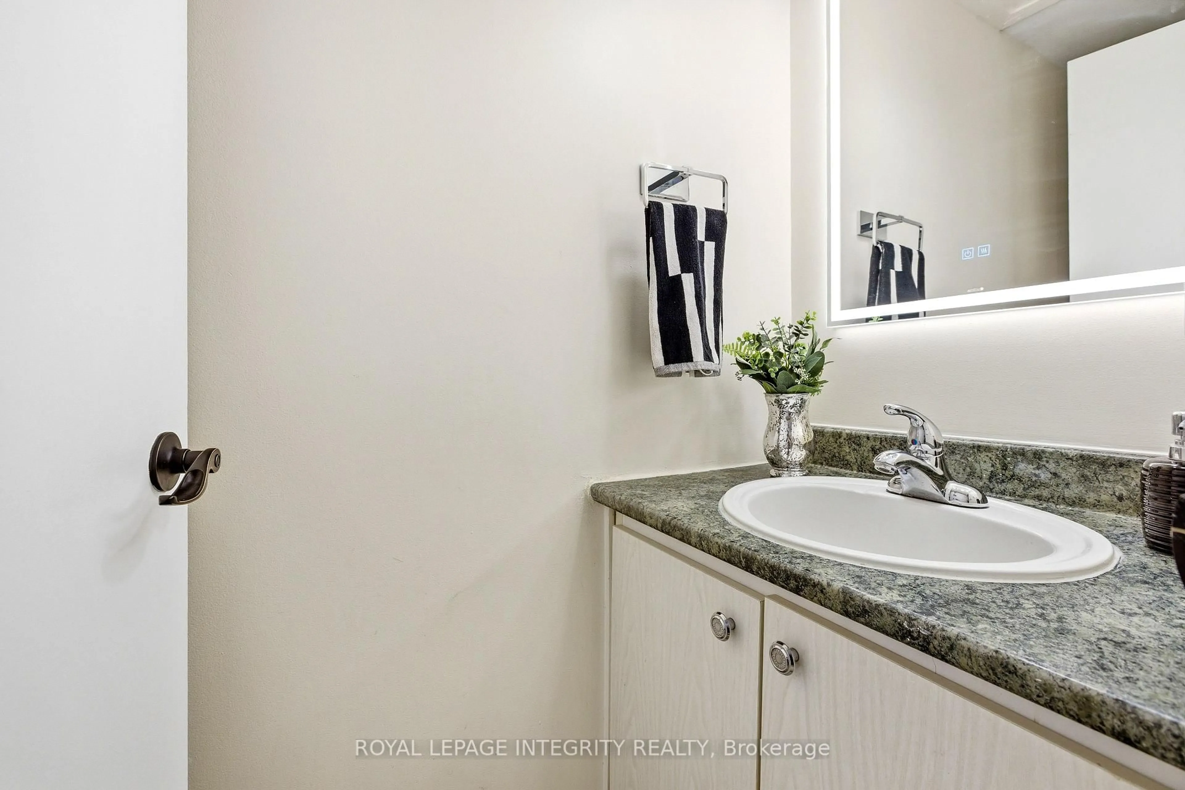 Standard bathroom, ceramic/tile floor for 3205 Uplands Dr #33, Ottawa Ontario K1V 9T3