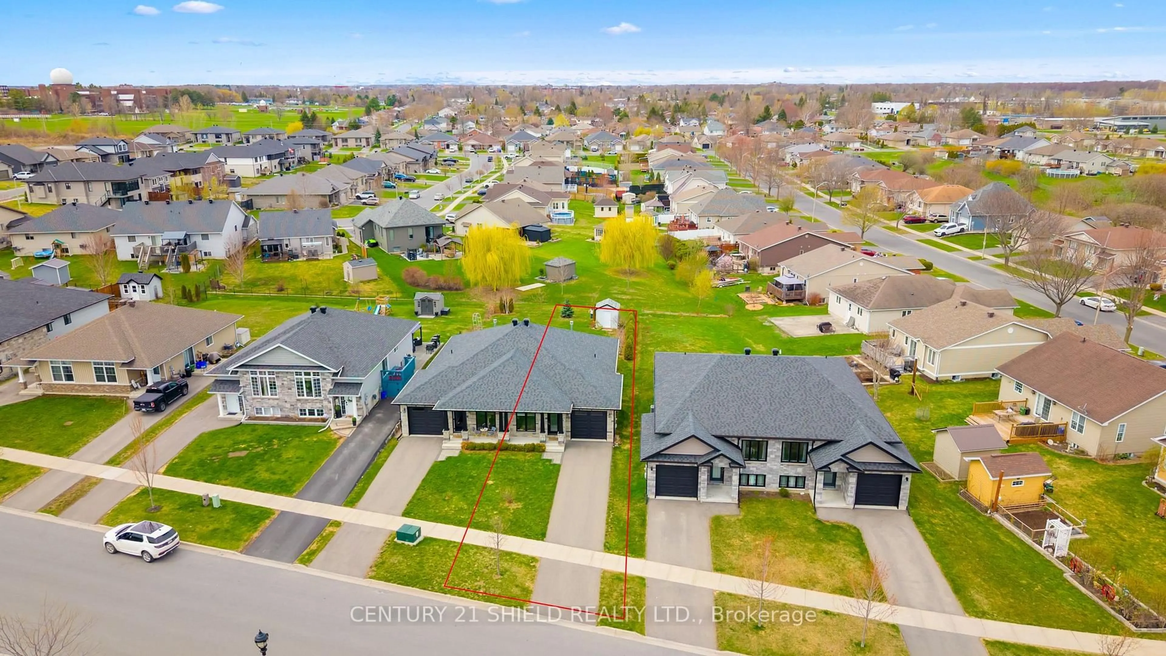 A pic from outside/outdoor area/front of a property/back of a property/a pic from drone, street for 292 East Ridge Dr, Cornwall Ontario K6H 0H5