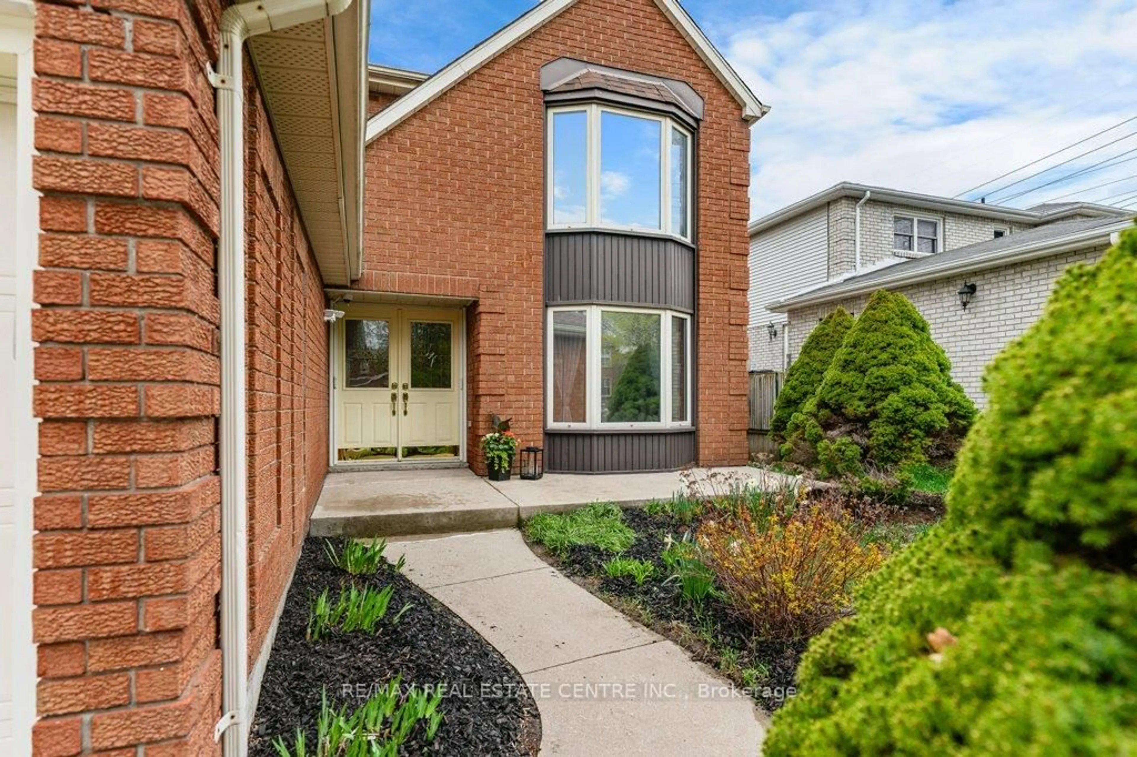 Home with brick exterior material, street for 40 Old Maple Lane, Kitchener Ontario N2N 2L2