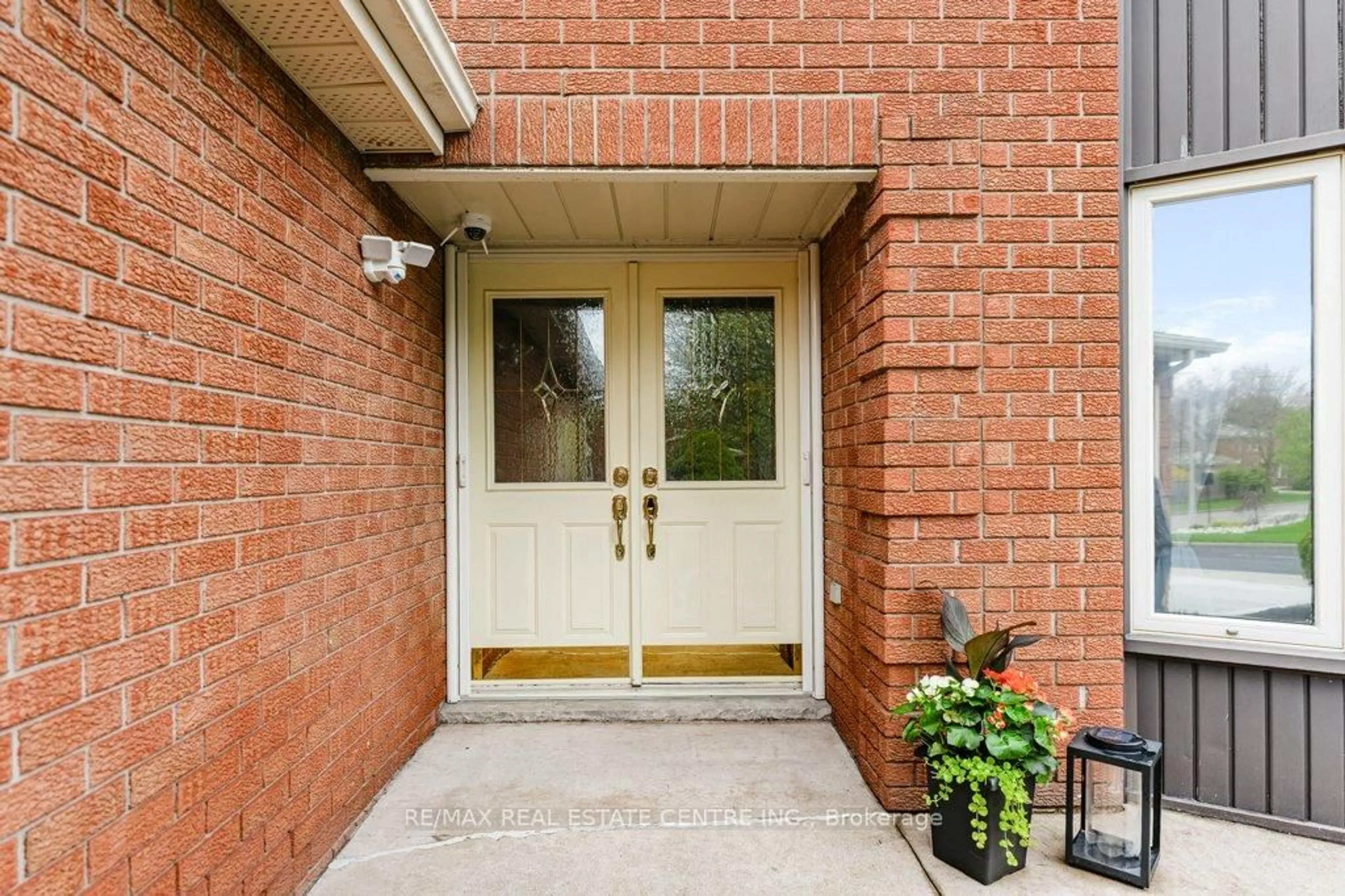 Indoor entryway for 40 Old Maple Lane, Kitchener Ontario N2N 2L2