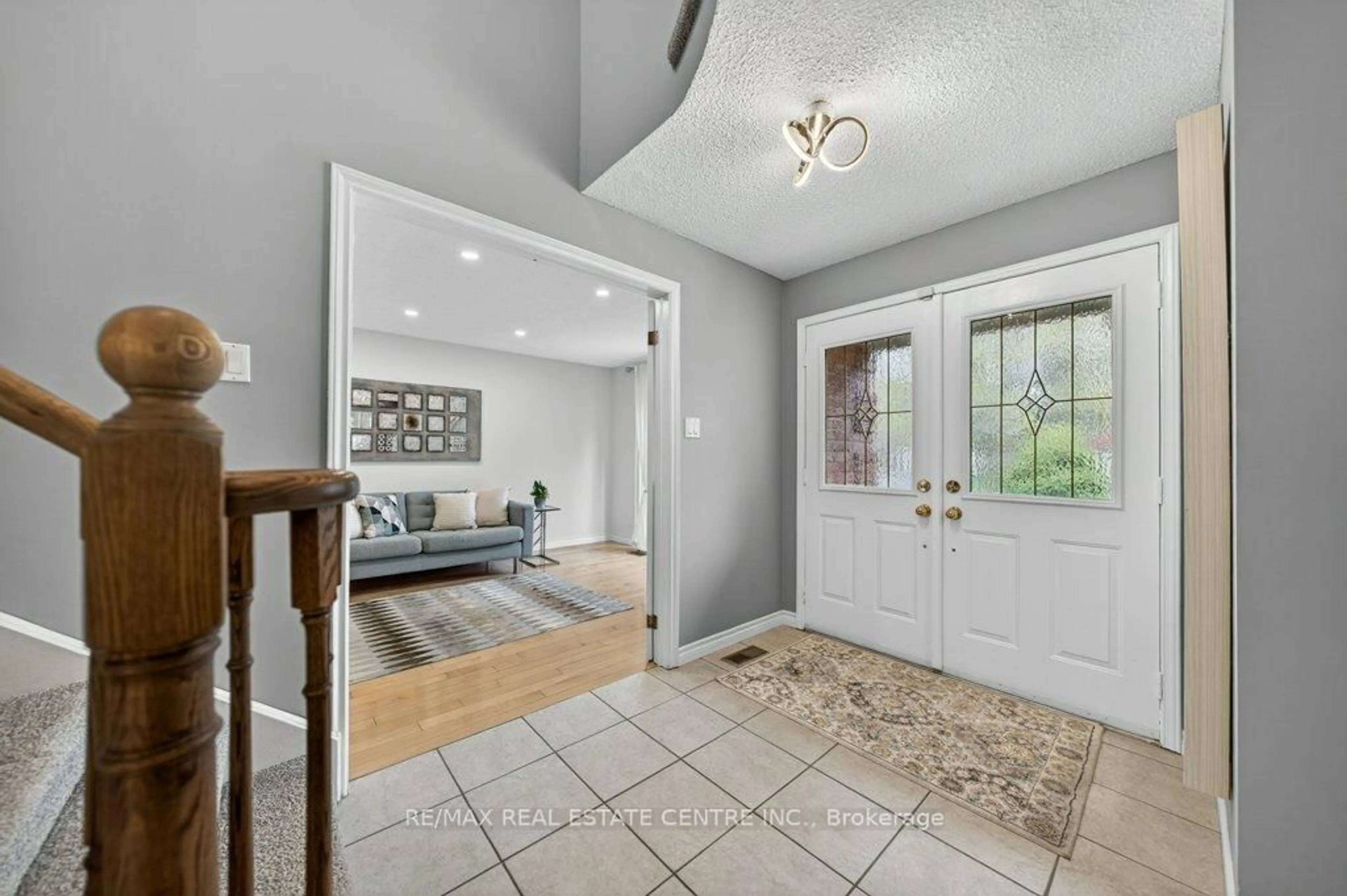 Indoor entryway for 40 Old Maple Lane, Kitchener Ontario N2N 2L2