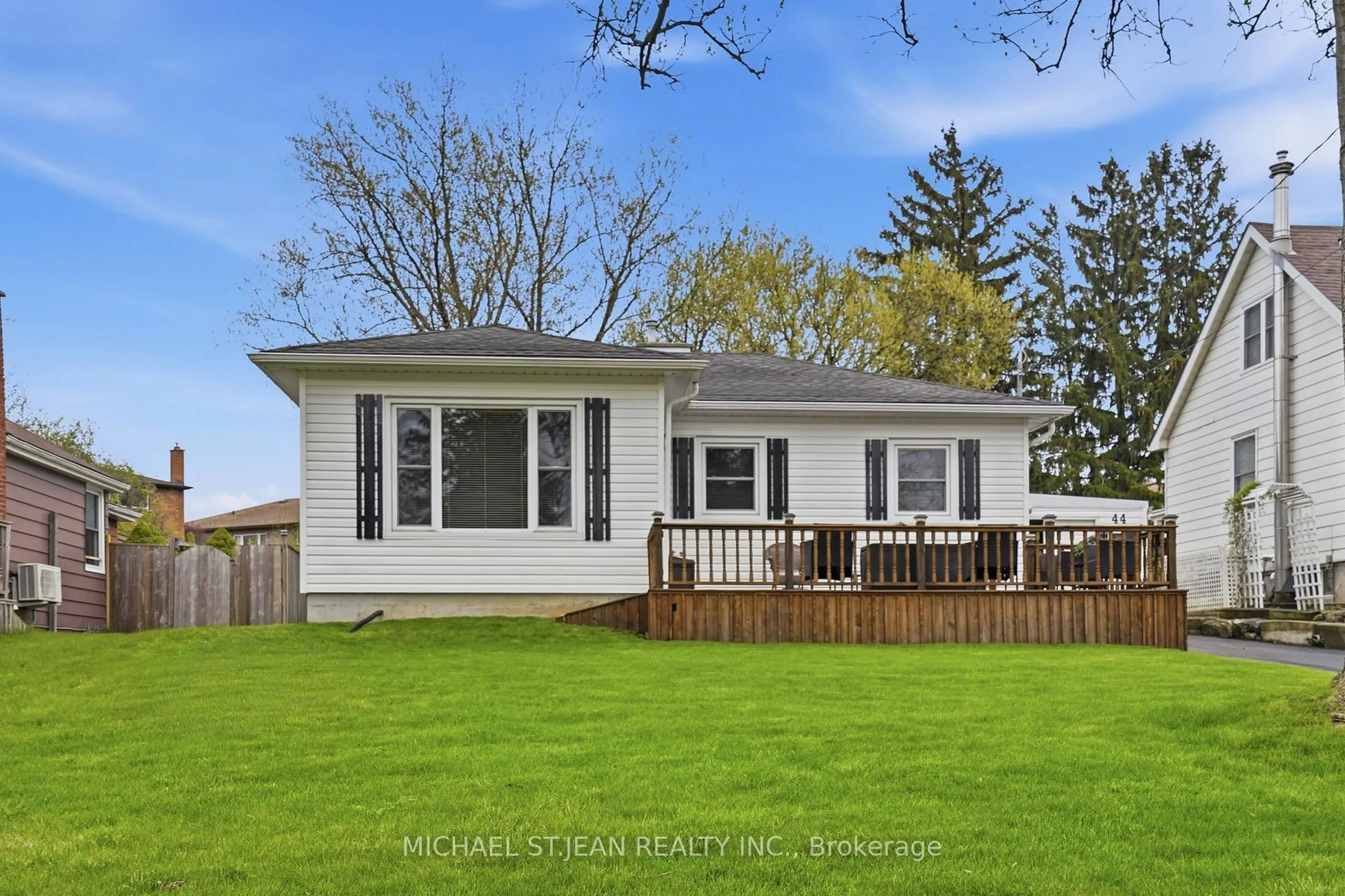 Home with vinyl exterior material, street for 44 Lake Ave, Hamilton Ontario L8E 1L3